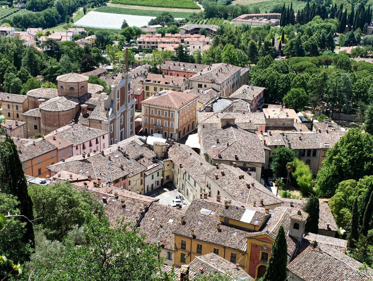 los tejados de la antigua ciudad medieval de brisighella. paisaje de brisighella, ravenna, italia. foto