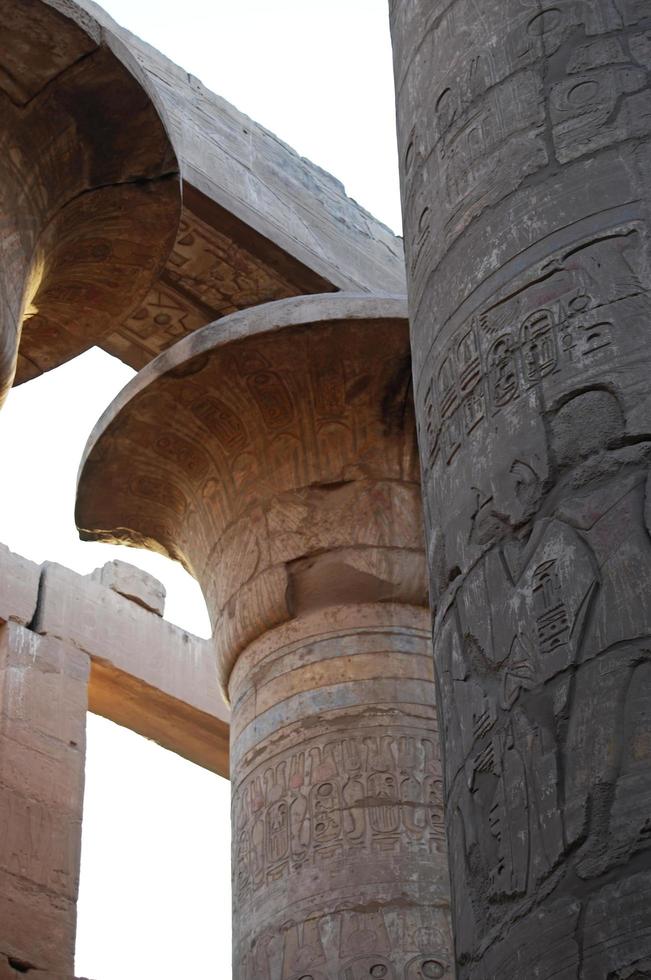 columnas antiguas en el templo de karnak. Egipto foto