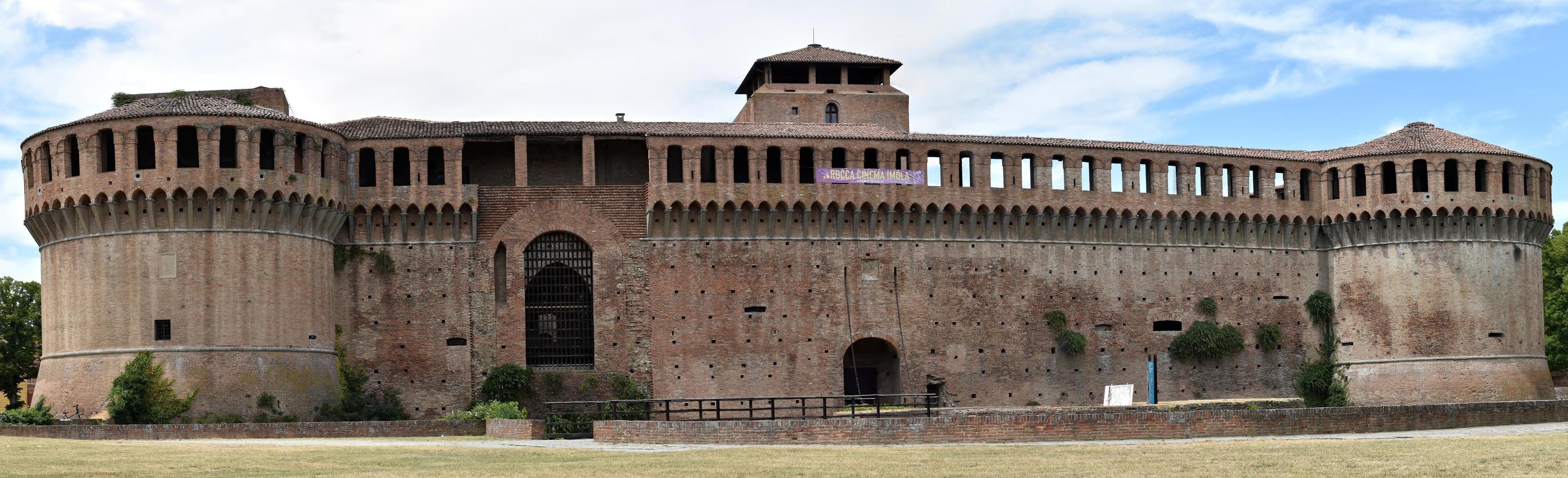 vista panorámica de la rocca sforzesca medieval en imola. fortaleza de imola. Bolonia, Italia foto