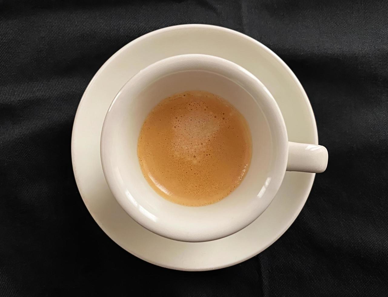 café espresso italiano sobre fondo oscuro. vista superior. foto