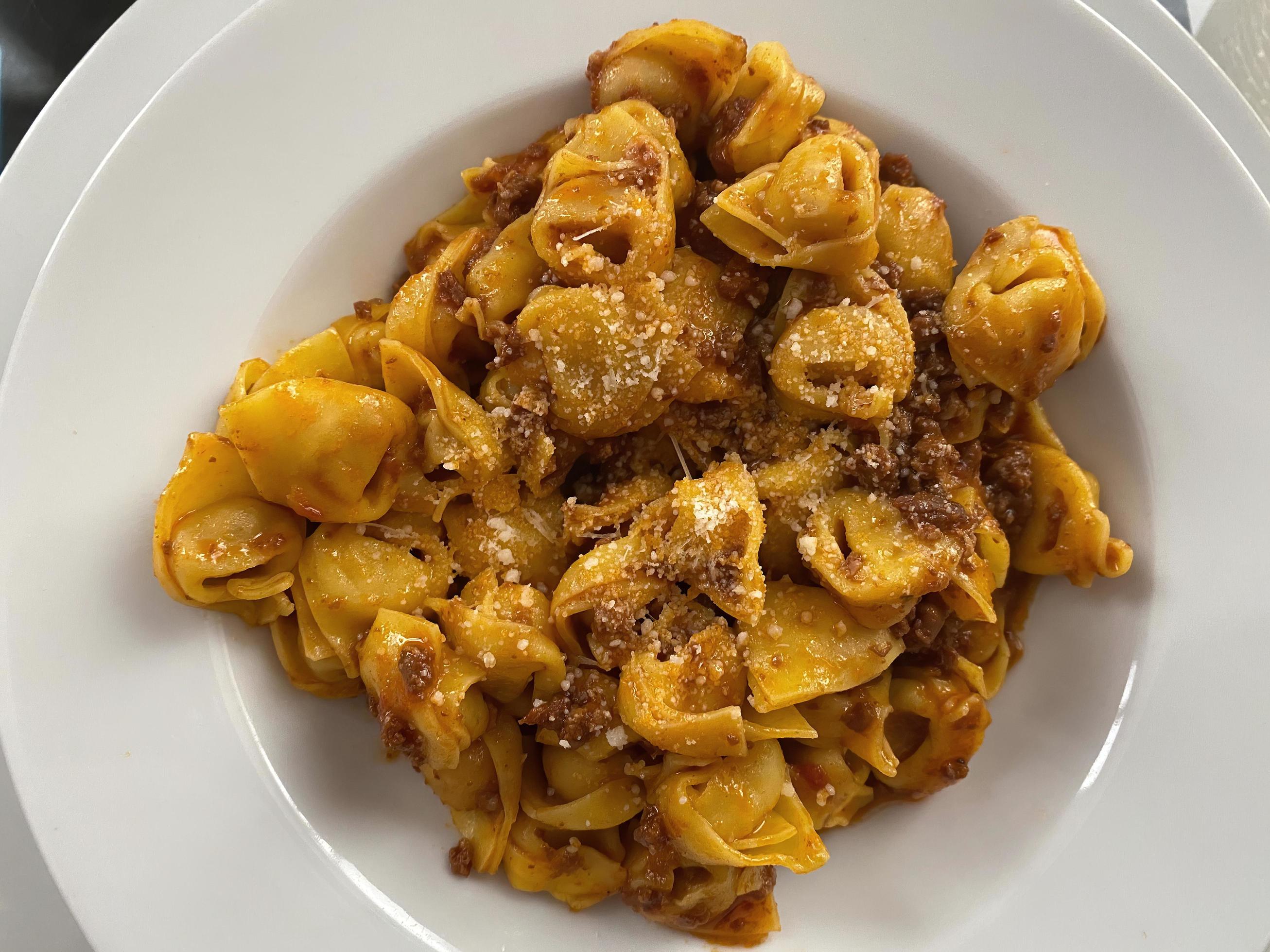 tortellini con salsa boloñesa, tortellini al ragu boloñesa, con queso ...