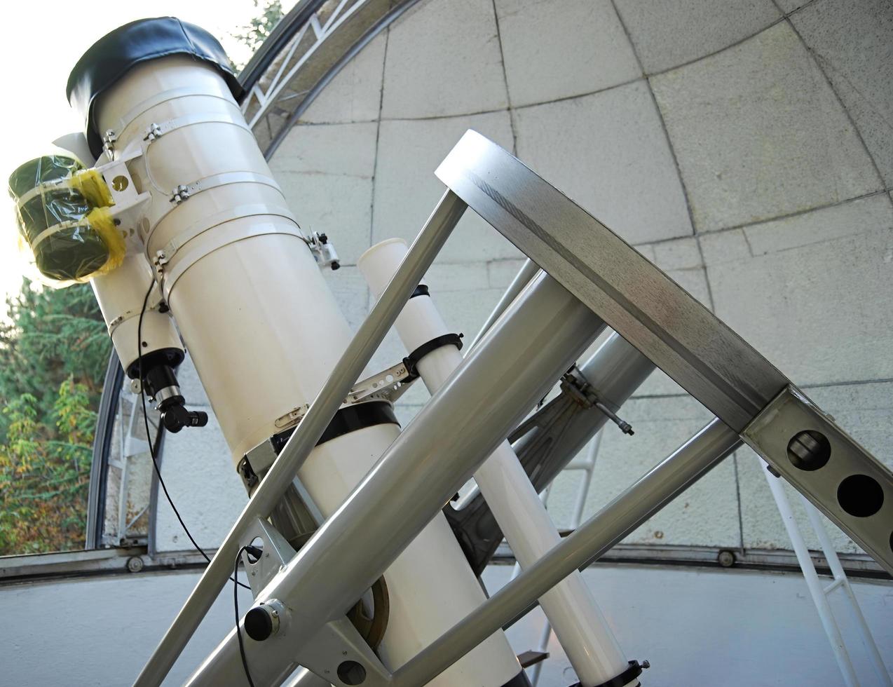 Potente telescopio óptico bajo la cúpula del observatorio astronómico foto