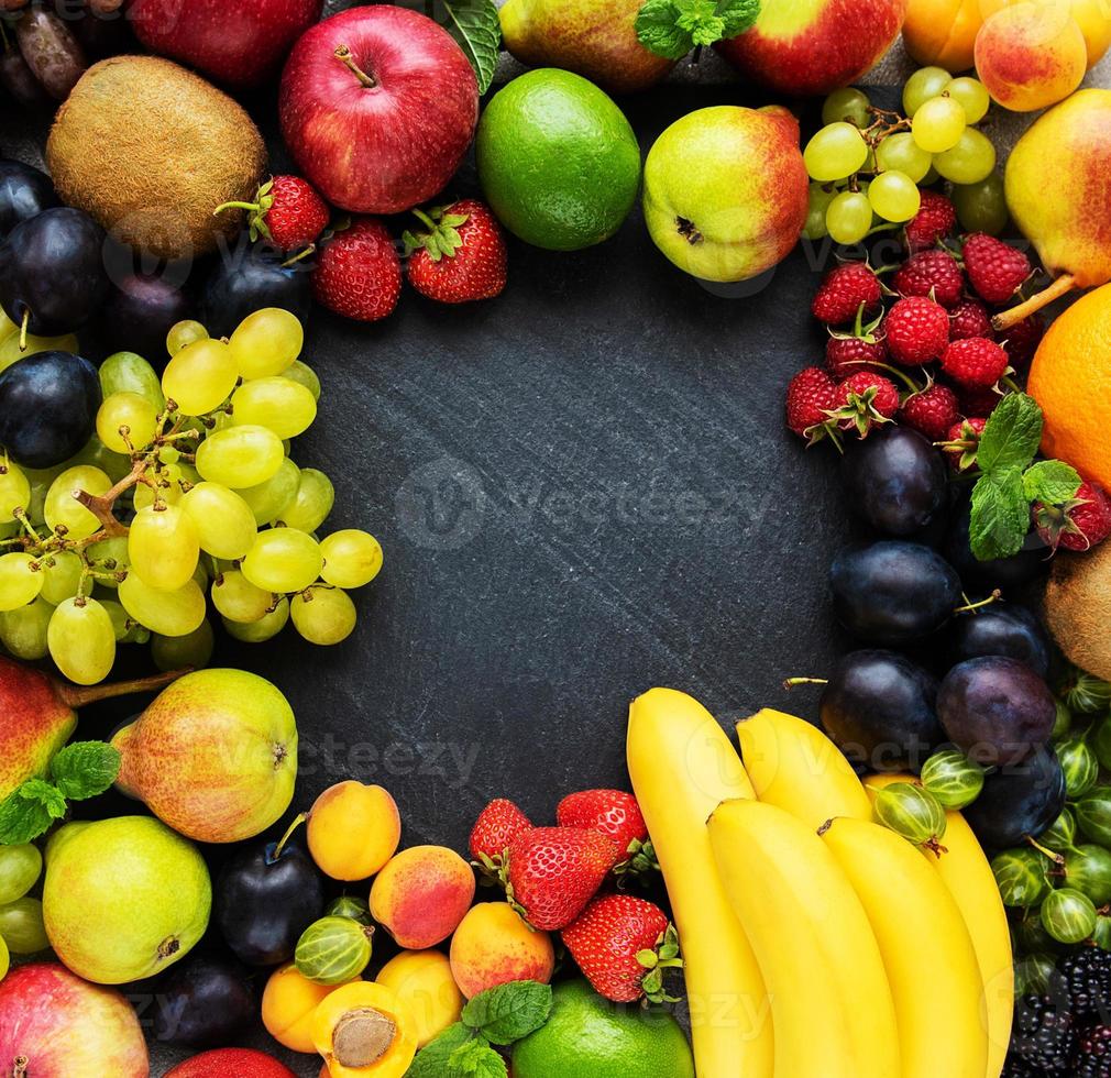 frutas y bayas frescas de verano foto