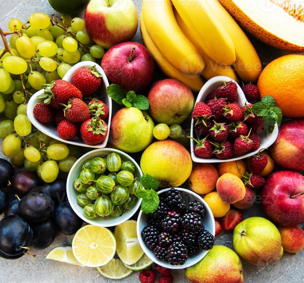 frutas y bayas frescas de verano foto