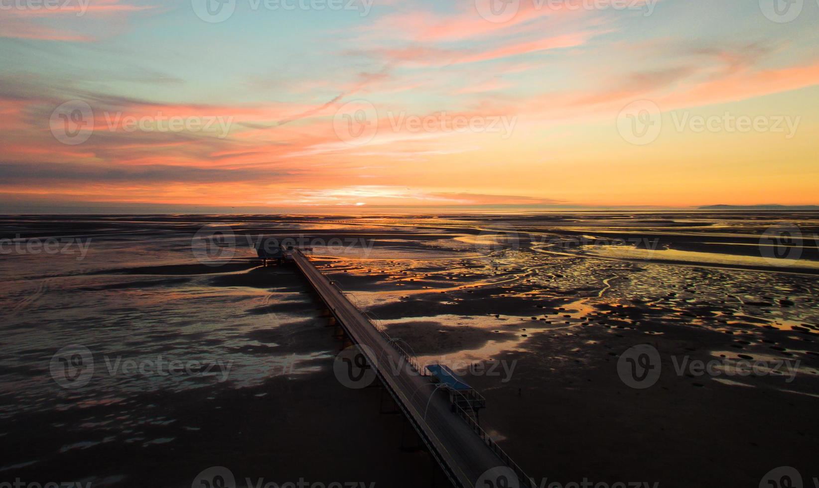 Muelle británico en Inglaterra durante la puesta de sol foto