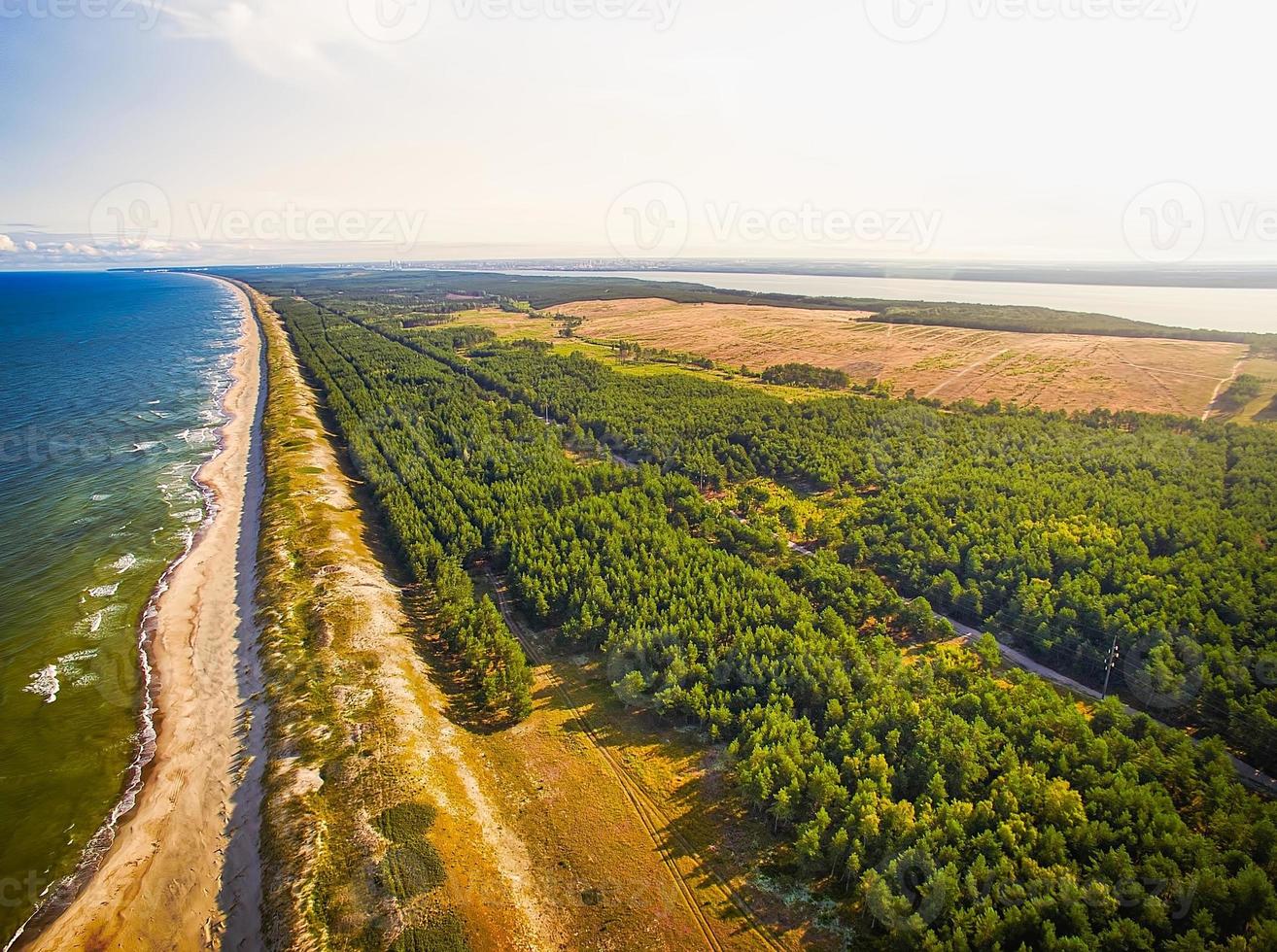 Vista aérea aérea del mar Báltico Curonian Spit Nature, Patrimonio de la Humanidad por la UNESCO. belleza natural lituania foto