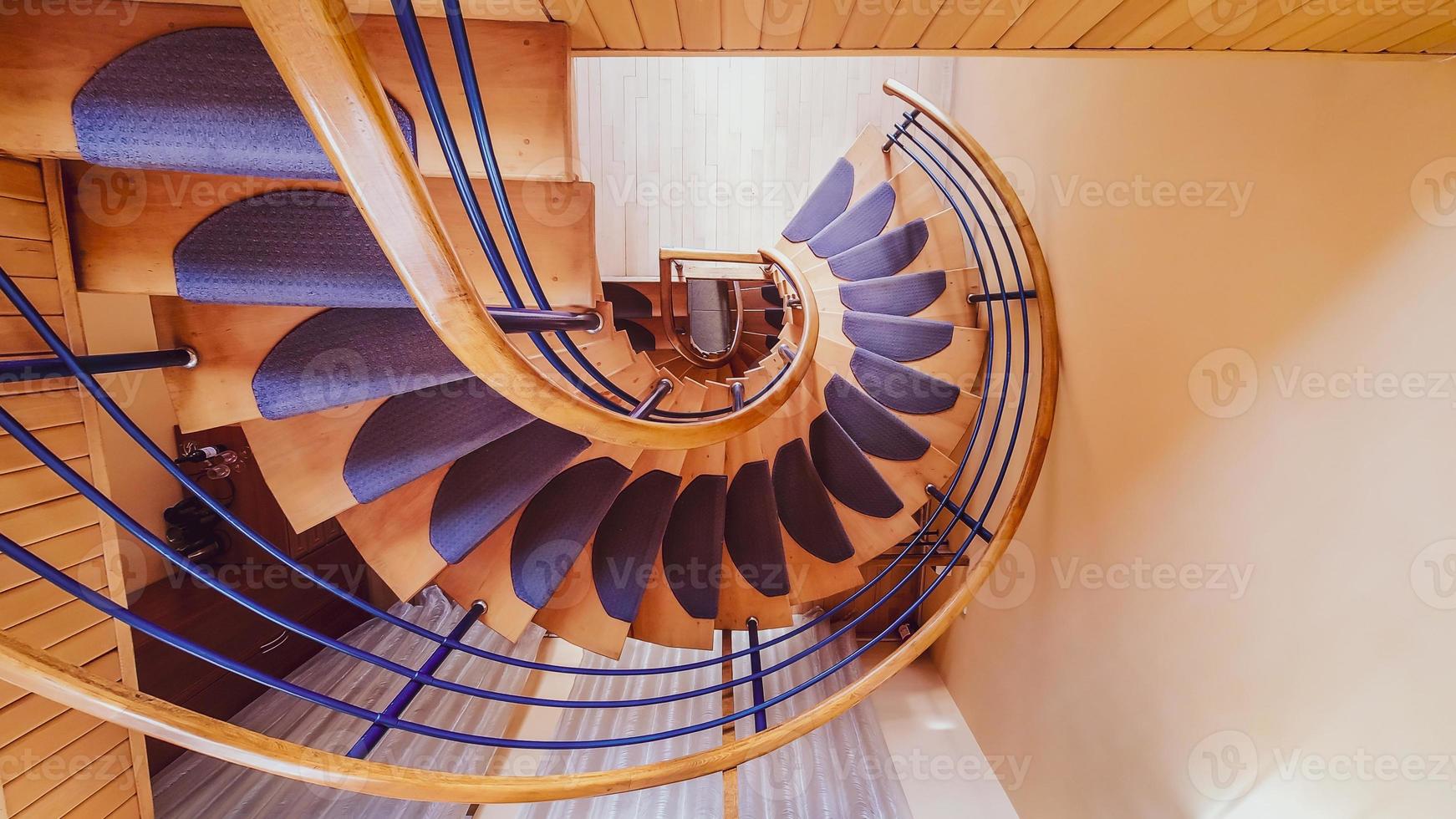 Vista aérea de elegantes escaleras de color púrpura con alfombrillas y manubrios sin gente. concepto de turismo durante la pandemia. foto