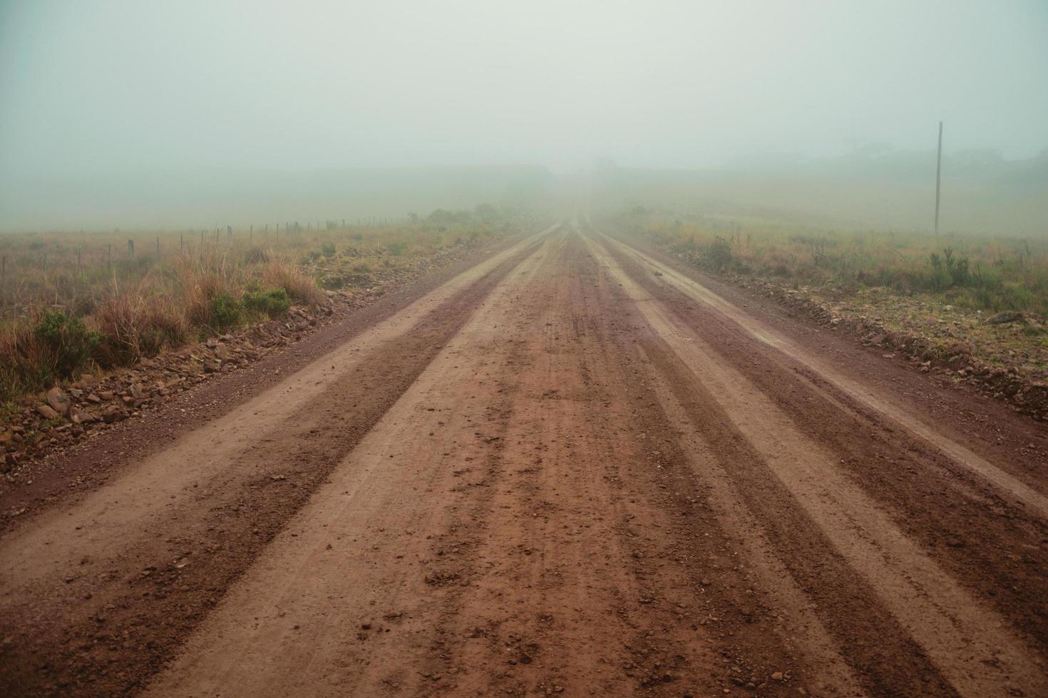 paisaje de campo con un largo camino de tierra y nadie alrededor, en un día brumoso cerca de cambara do sul. un pequeño pueblo rural en el sur de Brasil con increíbles atractivos turísticos naturales. foto