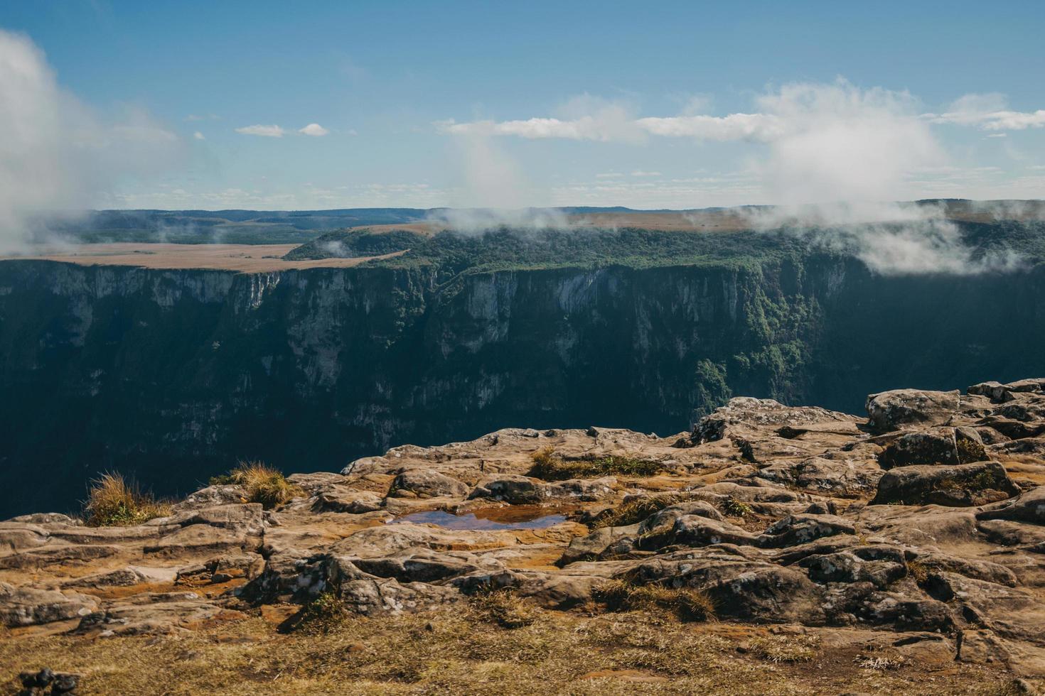 Fortaleza cañón con escarpados acantilados rocosos y niebla que se eleva en el otro lado del valle cerca de cambara do sul. una pequeña ciudad rural en el sur de Brasil con increíbles atractivos turísticos naturales. foto