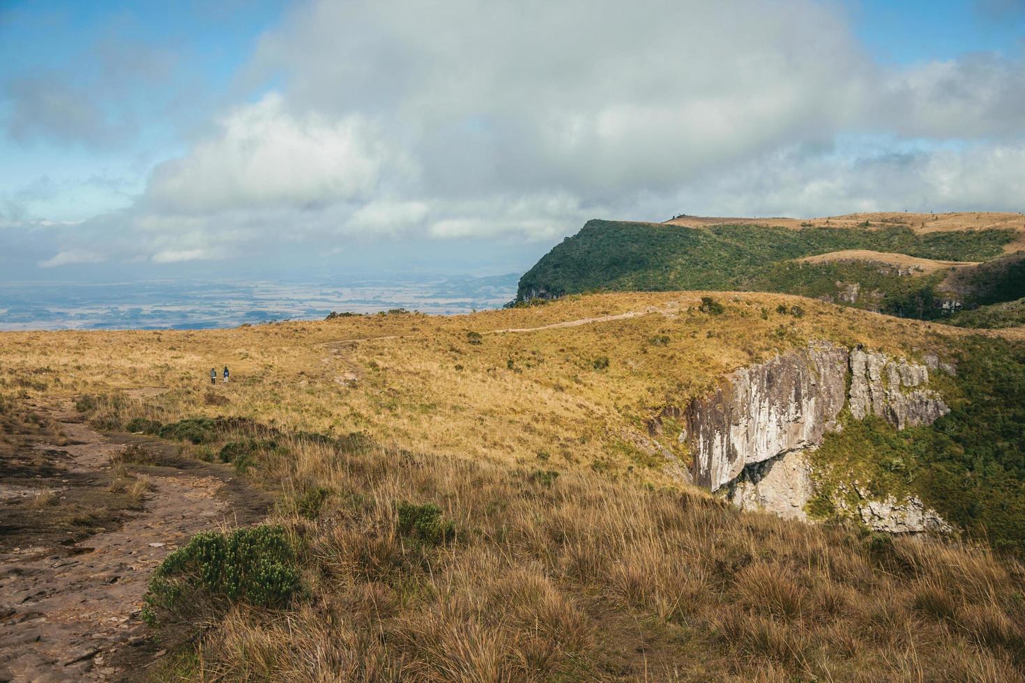 Sendero de tierra bajando a través de un acantilado rocoso y seco en el cañón de la fortaleza en un día soleado cerca de cambara do sul. una pequeña ciudad rural en el sur de Brasil con increíbles atractivos turísticos naturales. foto