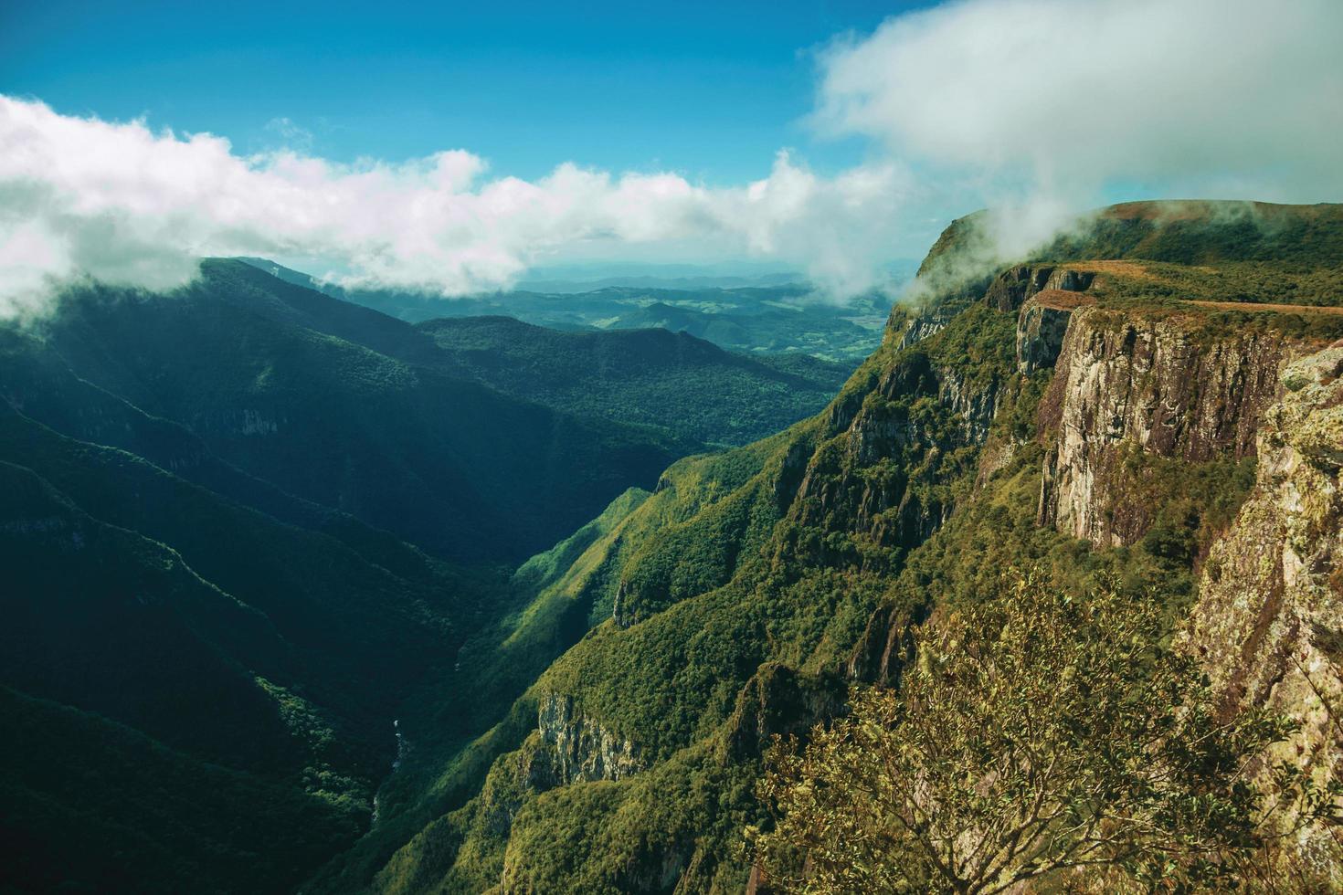 Fortaleza cañón con escarpados acantilados rocosos cubiertos por un espeso bosque en un día nublado cerca de cambara do sul. una pequeña ciudad rural en el sur de Brasil con increíbles atractivos turísticos naturales. foto