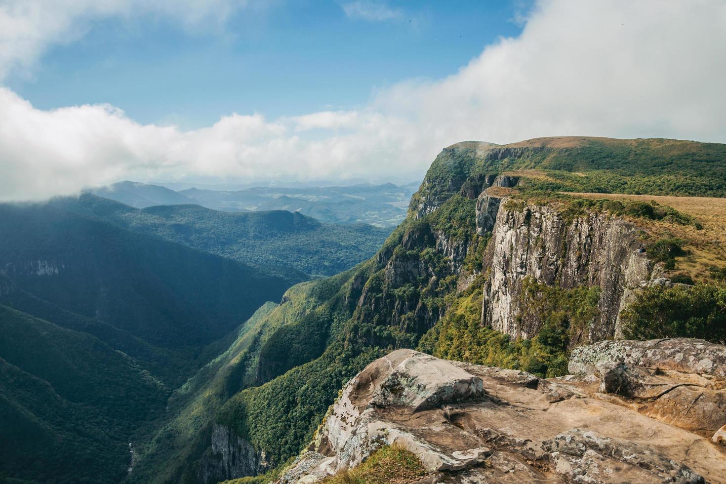 Fortaleza cañón con escarpados acantilados rocosos cubiertos por un espeso bosque en un día nublado cerca de cambara do sul. una pequeña ciudad rural en el sur de Brasil con increíbles atractivos turísticos naturales. foto