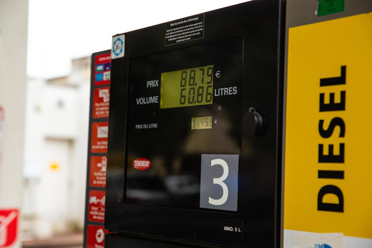 París, Francia, 2021 - Bombas de combustible en una estación diésel foto