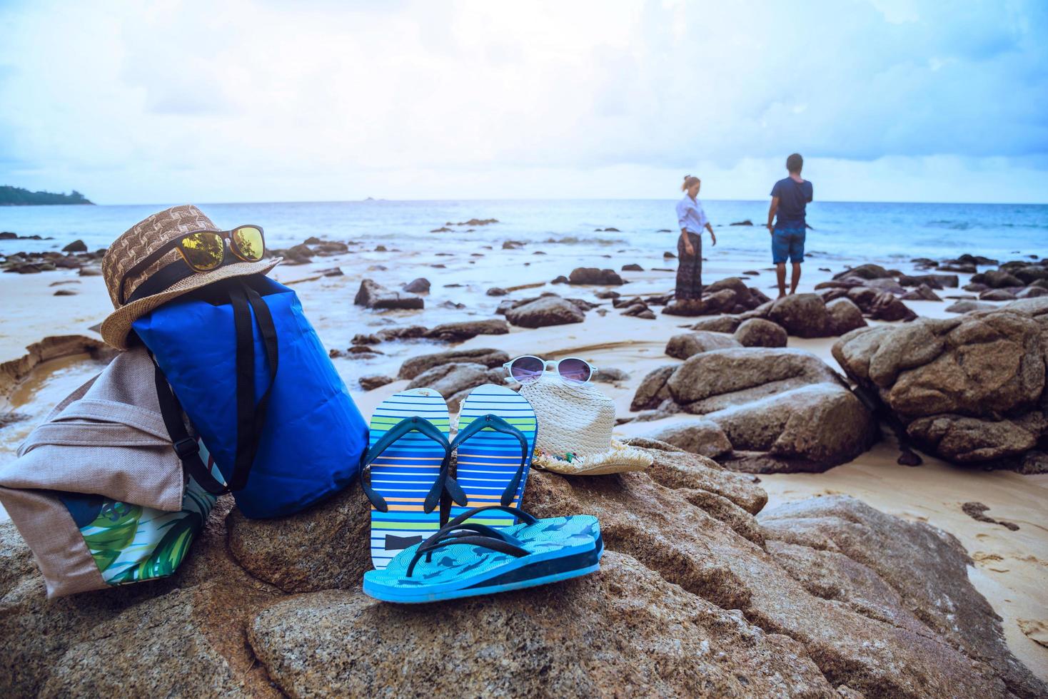 Amantes asiáticos felices en la playa.El cielo es brillante naturaleza de viaje y sentarse a relajarse en las rocas en el mar en Phuket. En Tailandia. verano. foto