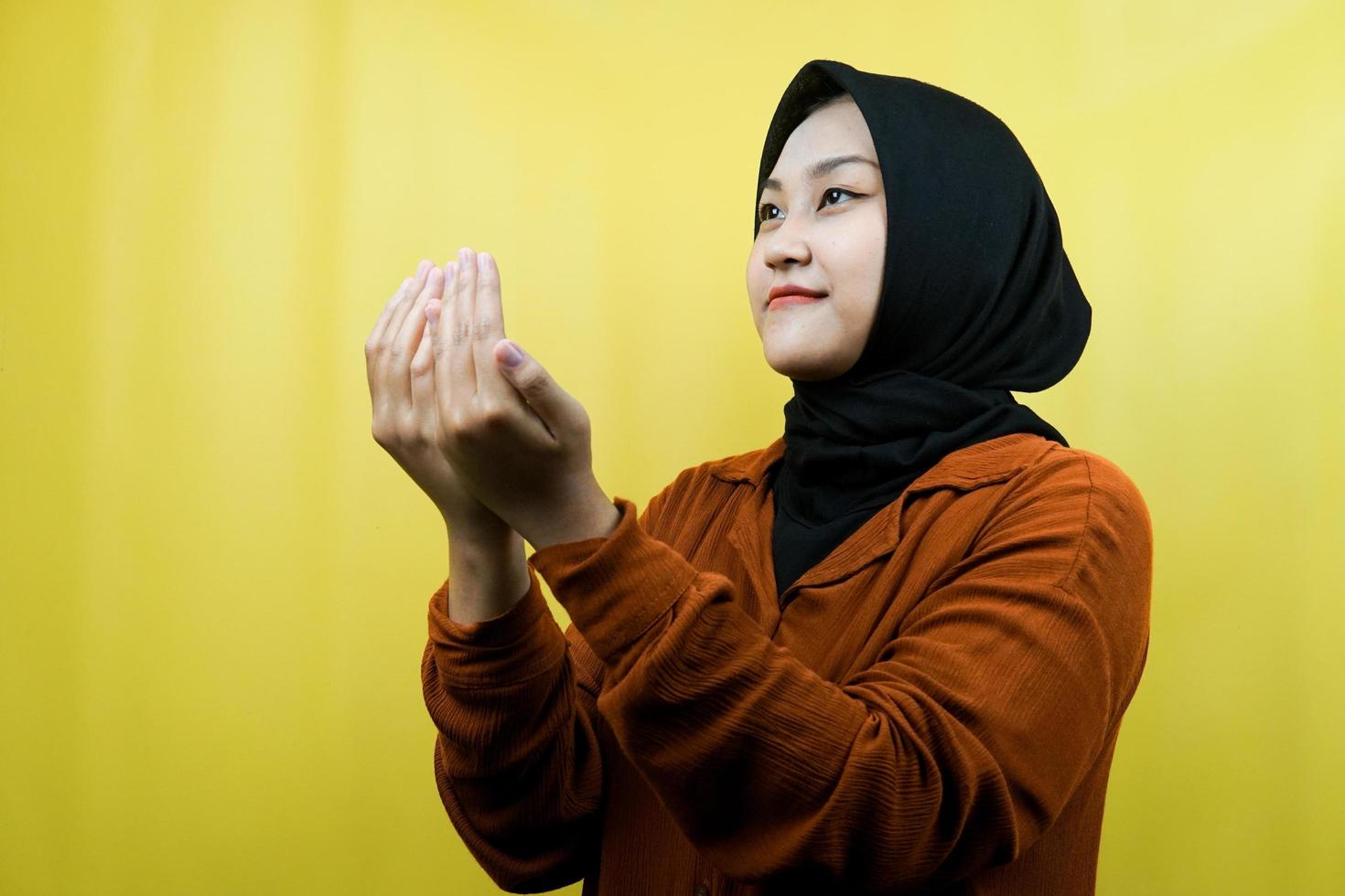 Hermosa joven musulmana asiática rezando, disculpándose, triste, ayuno Ramadán, Islam, aislado foto