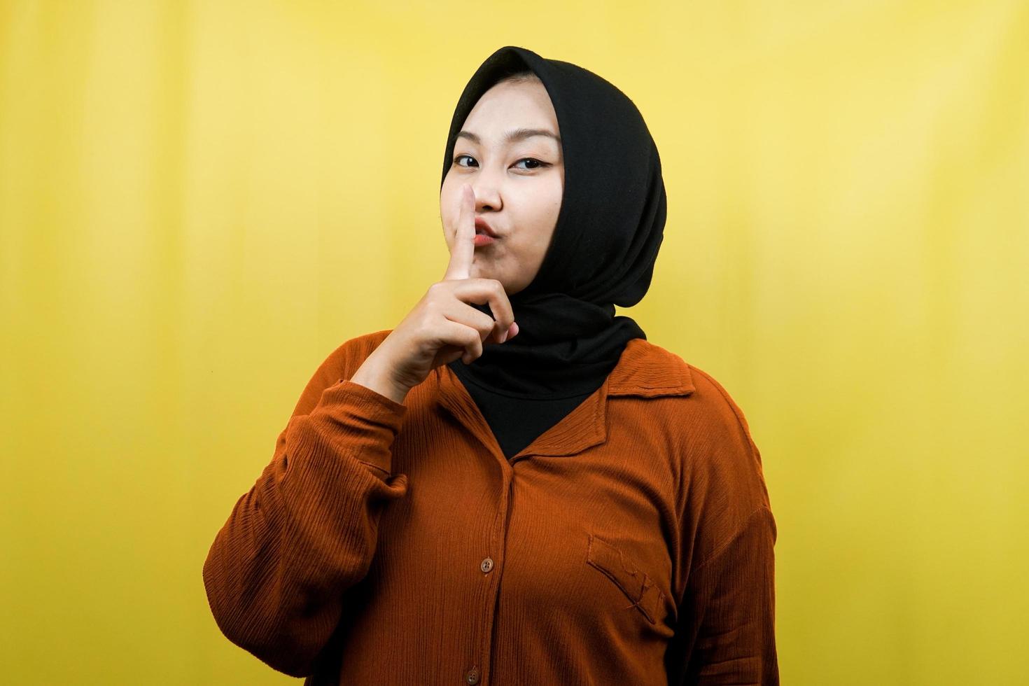 Hermosa joven mujer musulmana asiática shh, shhh, no hables, por favor, cállate, aislado foto
