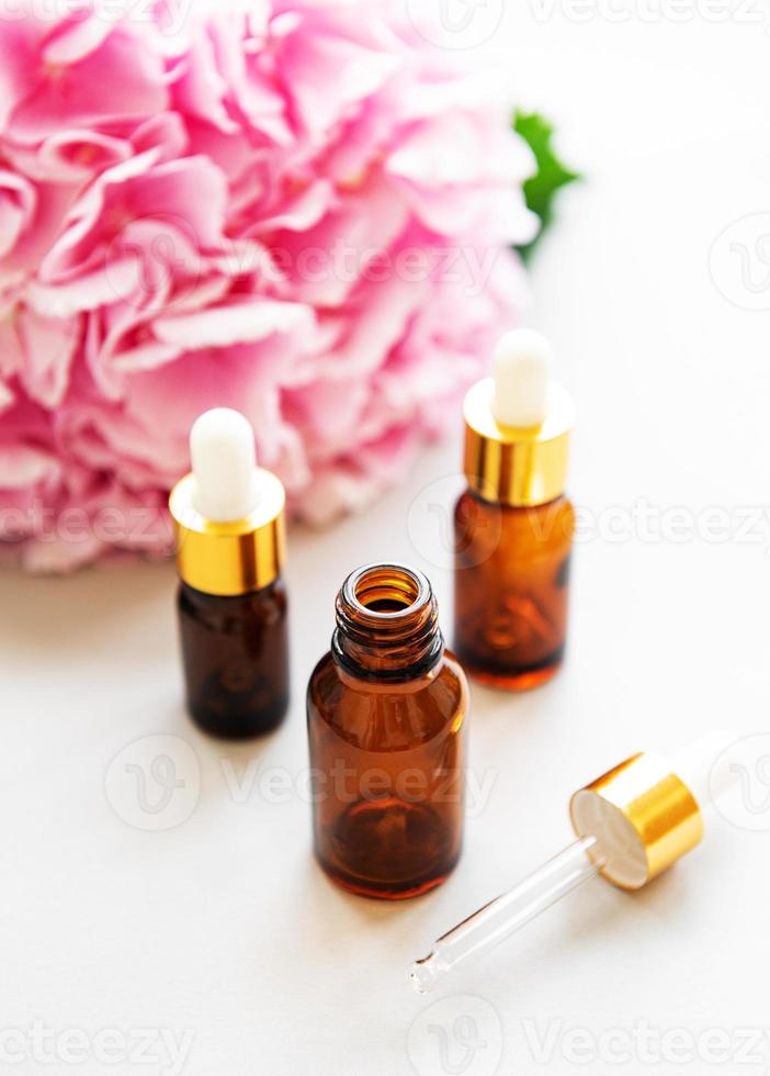 hortensia rosa y aceite de masaje foto