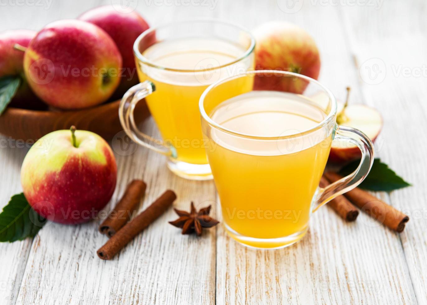 sidra de manzana con canela en rama foto