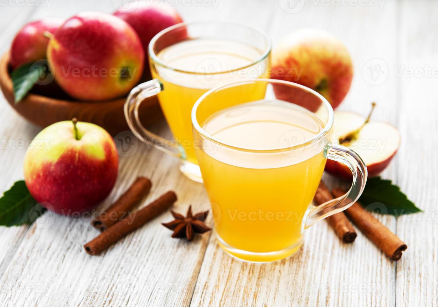 sidra de manzana con canela en rama foto