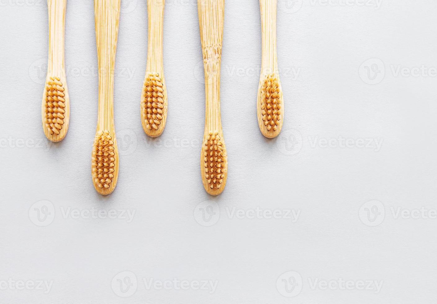 Cepillos de dientes de bambú sobre fondo blanco. foto