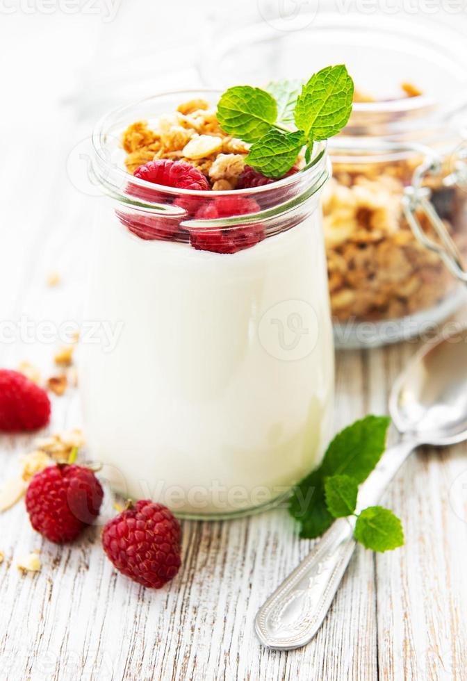 yogur con frutos rojos frescos foto