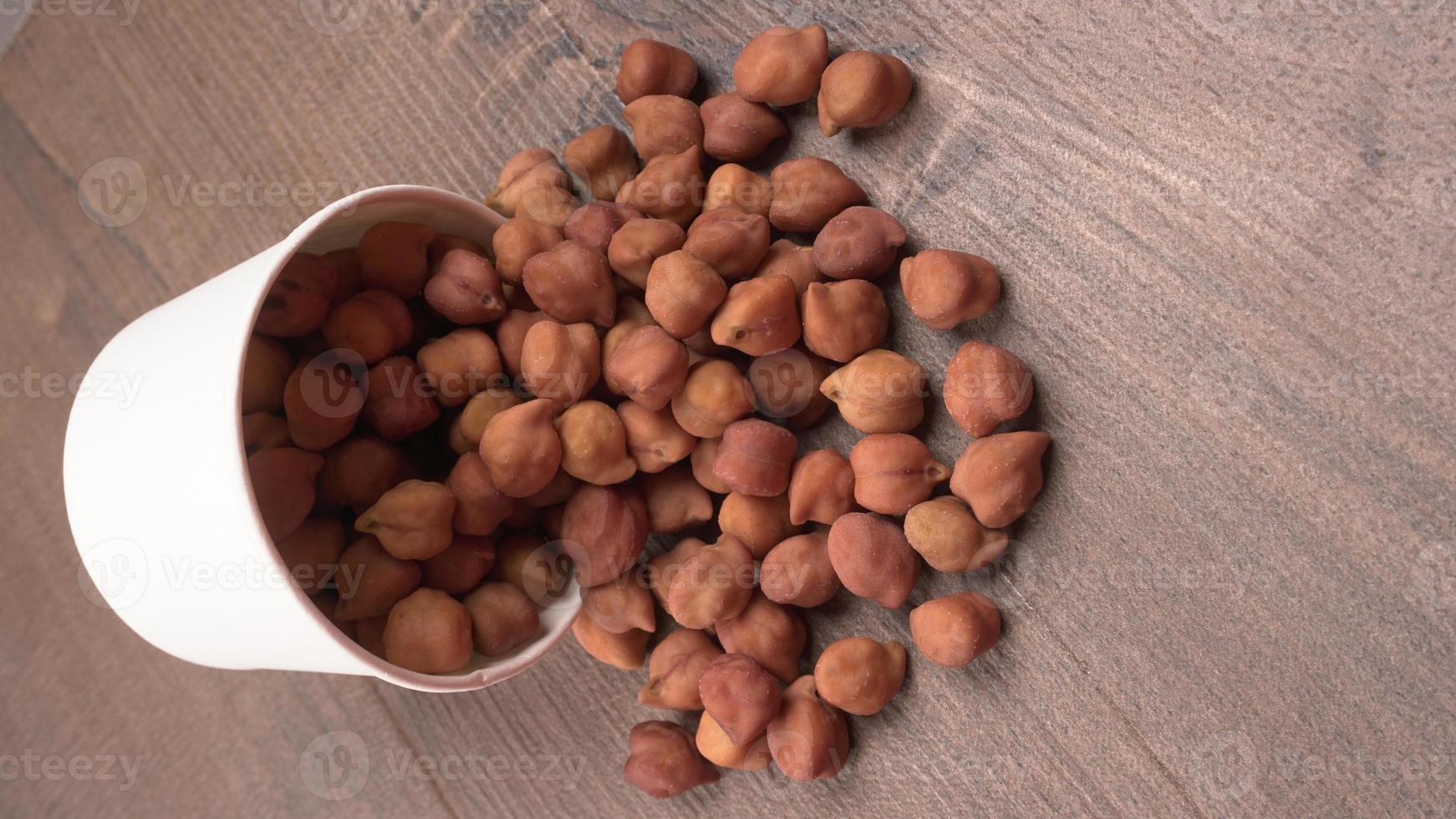 garbanzos negros o kala chana con pulso chana dal aislado sobre fondo de madera. foto