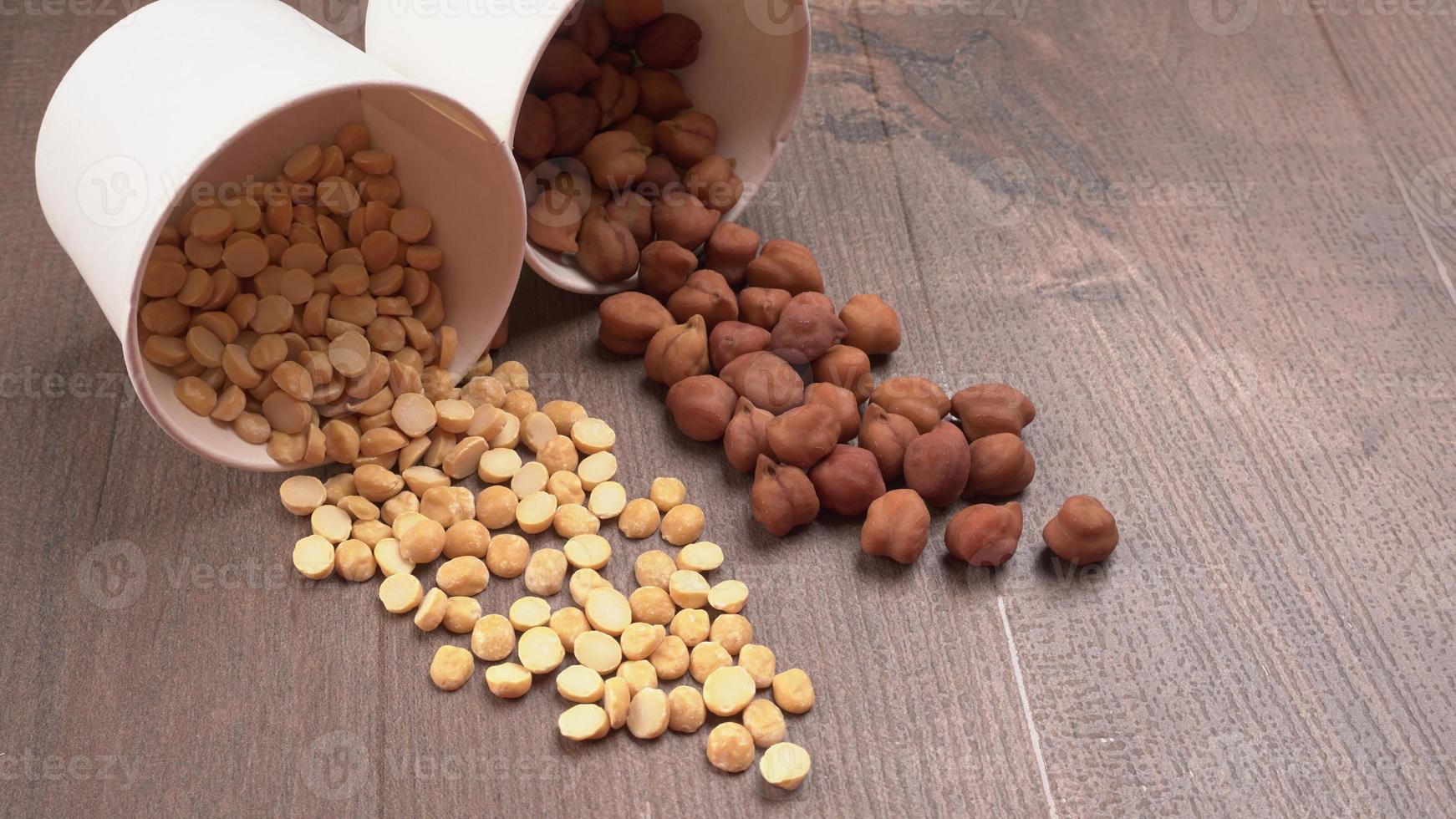 garbanzos negros o kala chana con pulso chana dal aislado sobre fondo de madera. foto