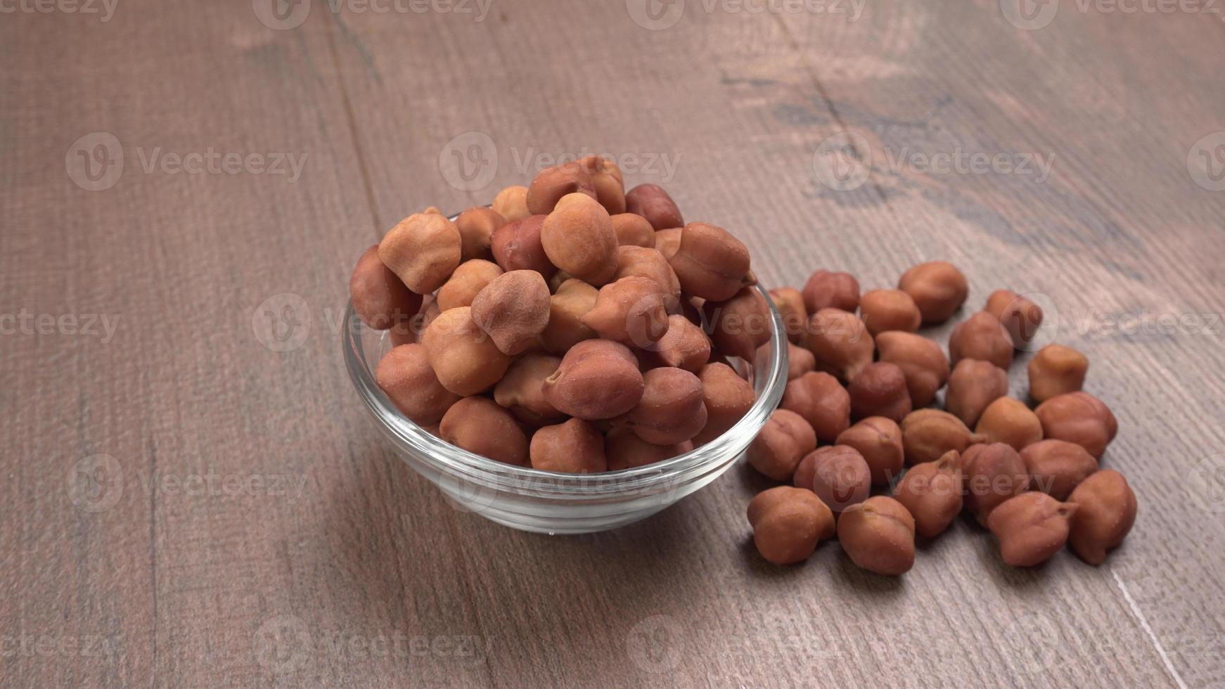 garbanzos negros o kala chana con pulso chana dal aislado sobre fondo de madera. foto