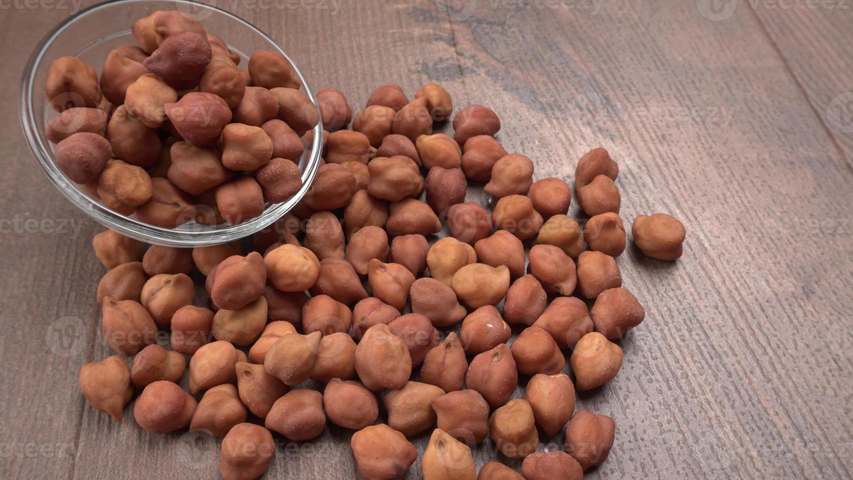 garbanzos negros o kala chana con pulso chana dal aislado sobre fondo de madera. foto