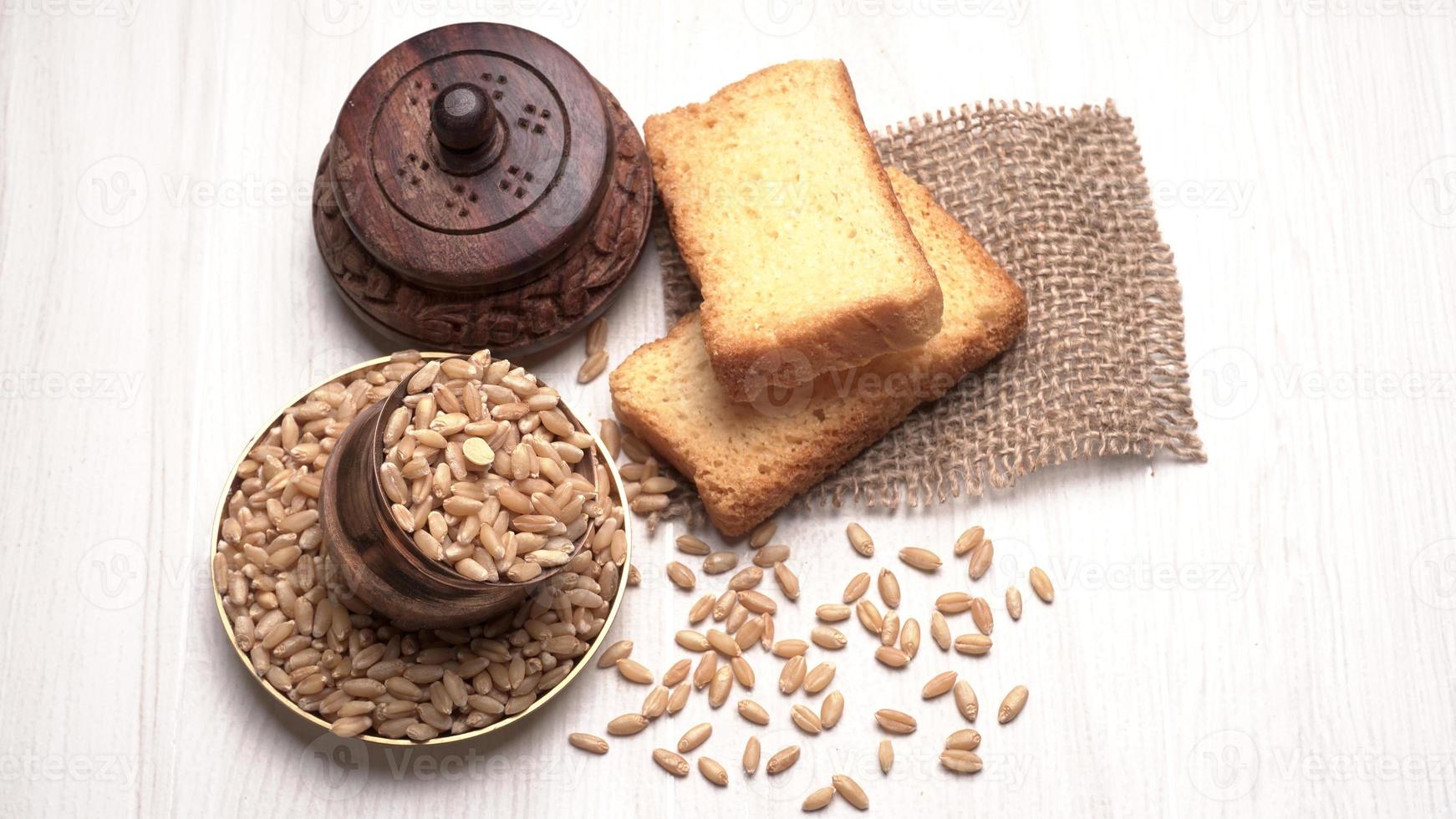 bizcochos crujientes o tostadas para una vida sana con trigo para el desayuno. foto