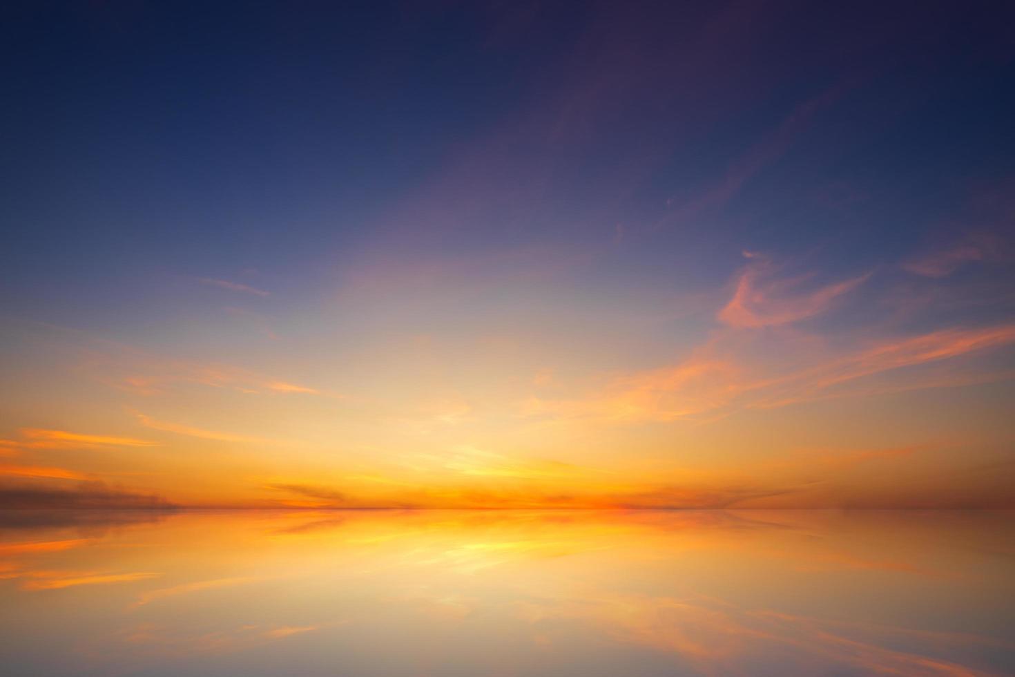 Fondo azul dramático de la textura del cielo del atardecer. foto