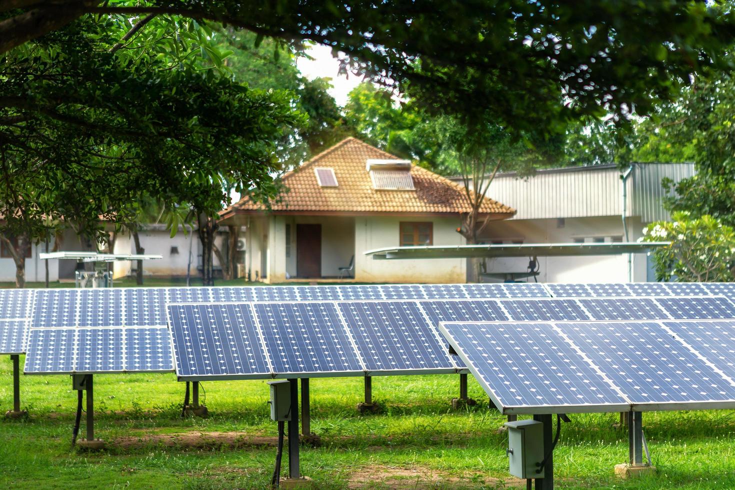 panel solar en una vivienda en el techo, concepto de energía alternativa, energía limpia, energía verde. foto