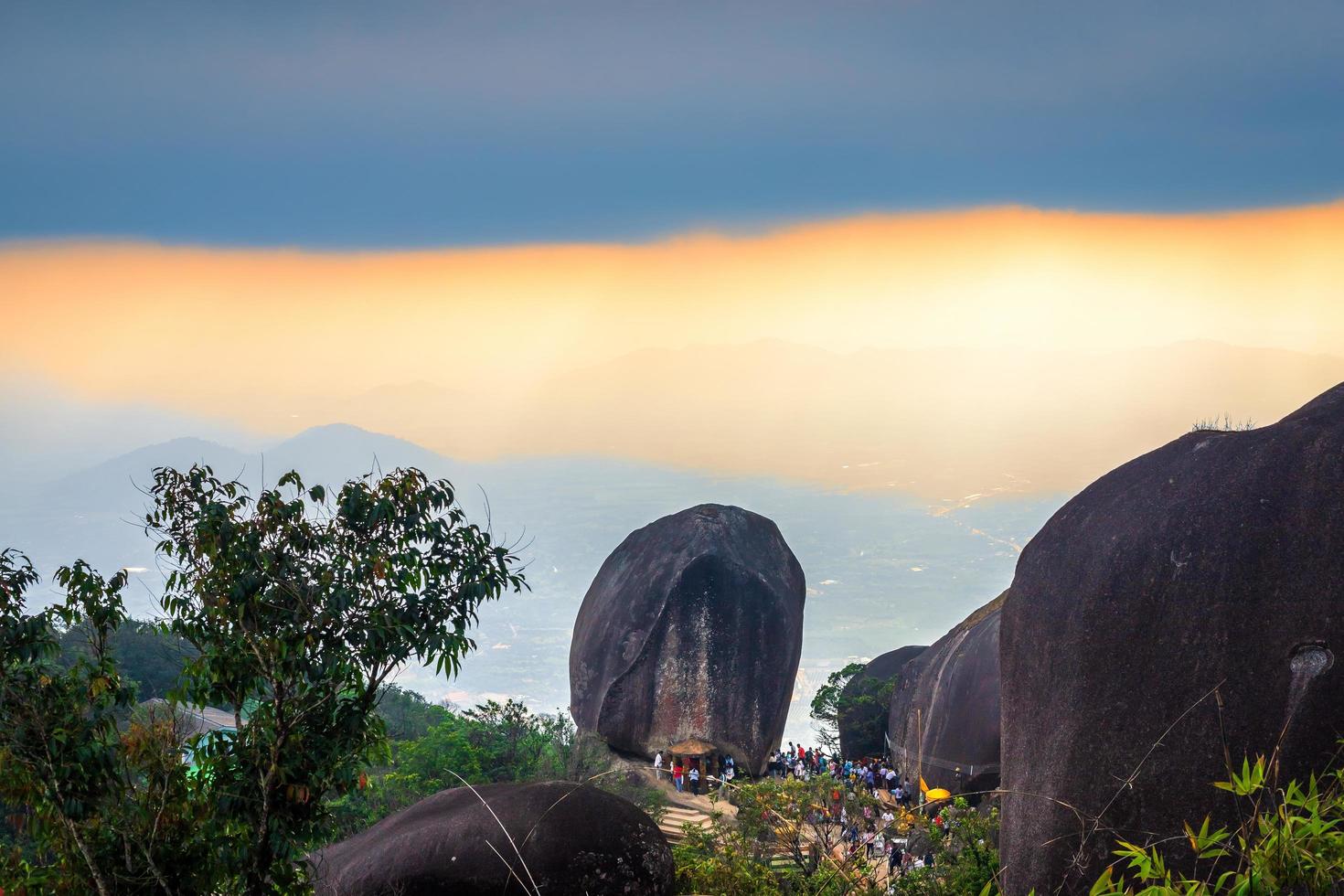 Las personas que viajan para adorar la piedra con la huella del Señor Buda en la montaña Khitchakut es una de las principales atracciones turísticas de Chanthaburi, Tailandia. 16 de febrero de 2019. foto