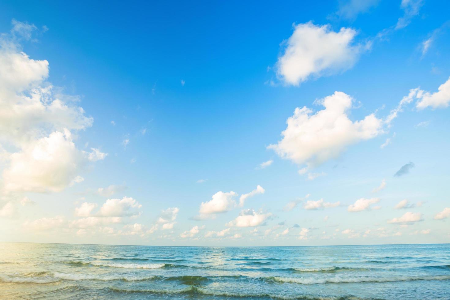 hermoso amanecer temprano en la mañana sobre el mar el horizonte, textura de fondo de cielo azul con nubes blancas puesta de sol. foto