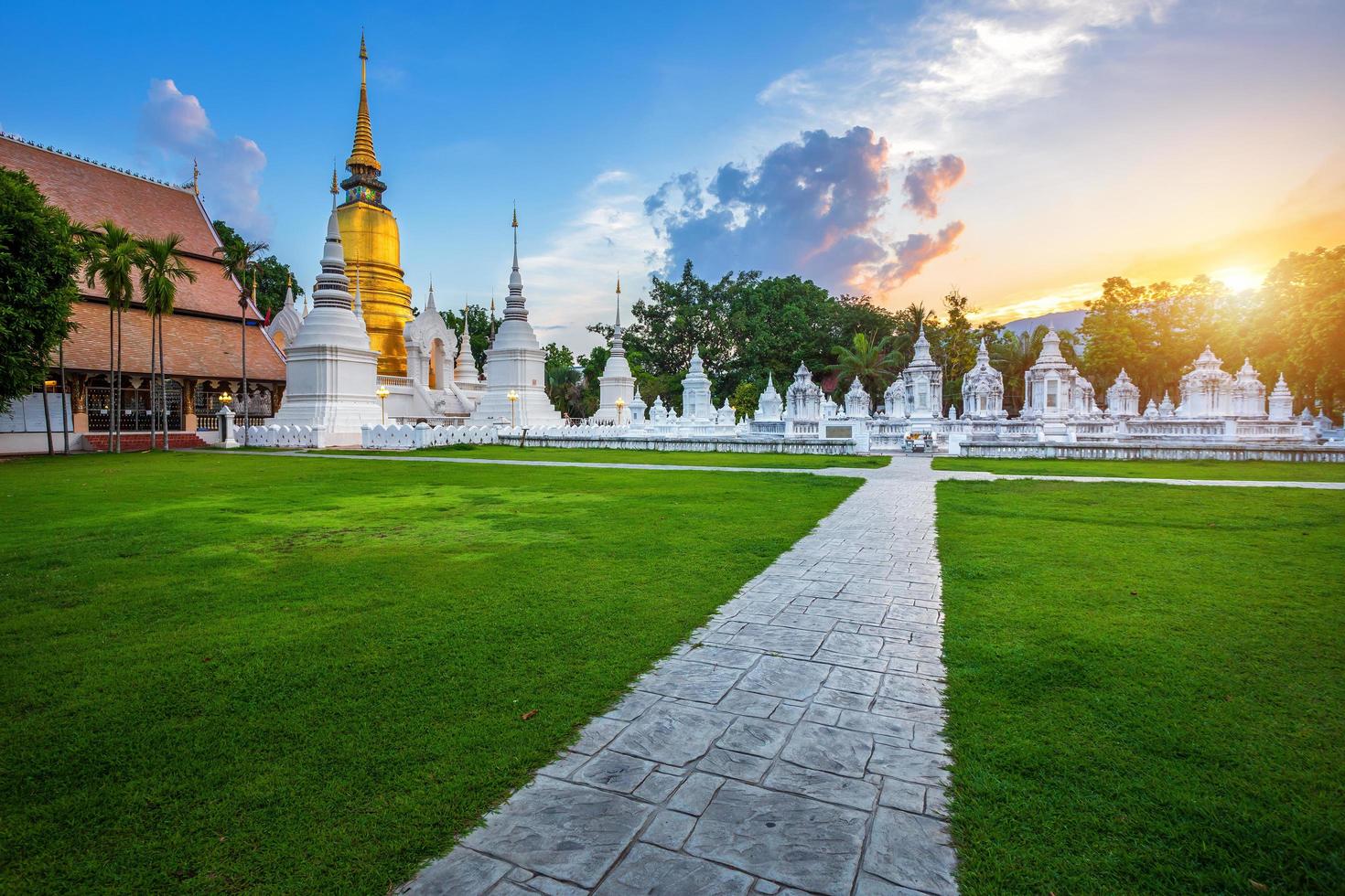 Wat Suan Dok es un templo budista al atardecer. El cielo es una de las principales atracciones turísticas de Chiang Mai, Tailandia. foto