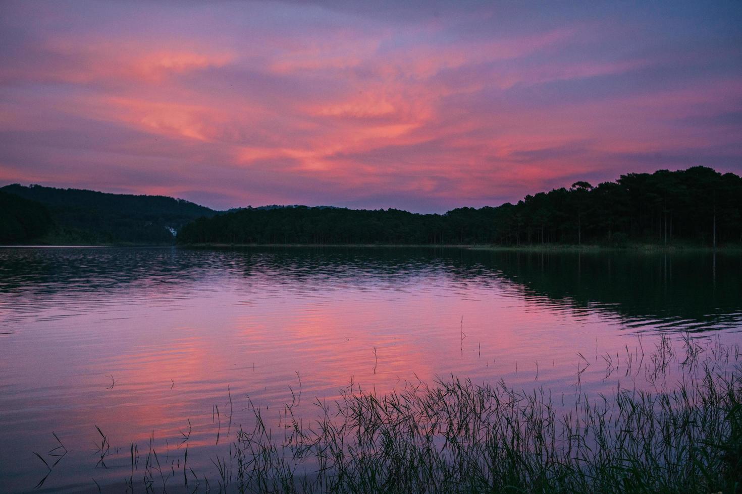 puesta de sol junto al lago foto