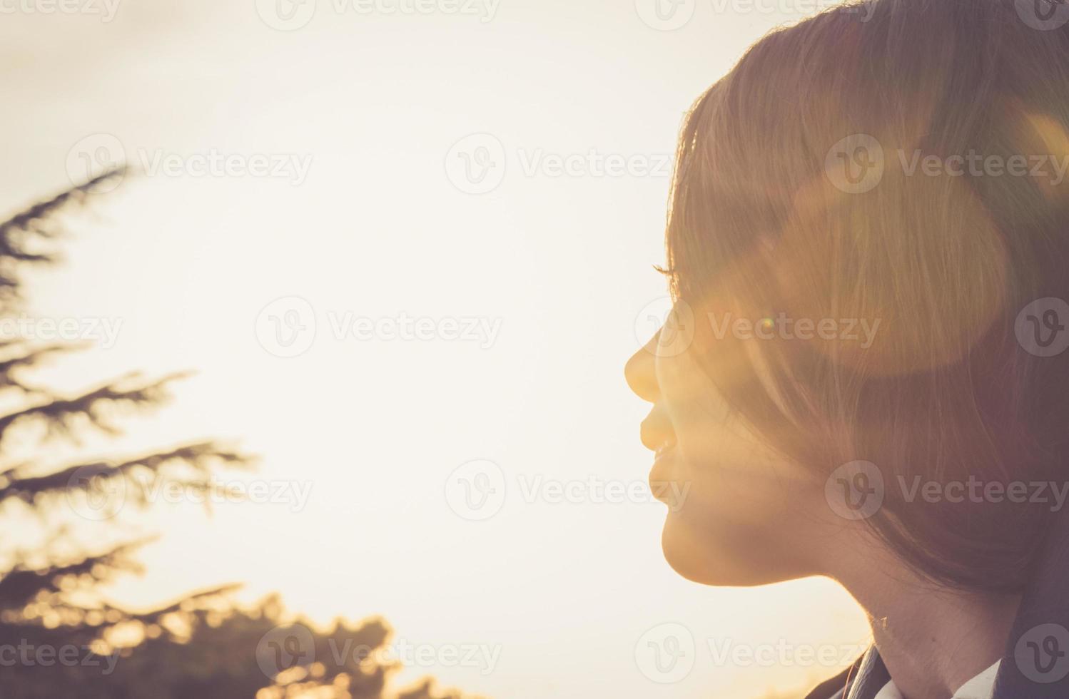 girl look to sun photo