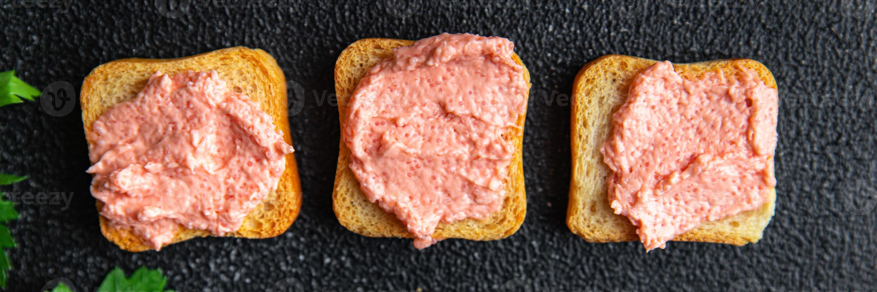 sándwich smorrebrod huevas de capelán caviar comida merienda foto