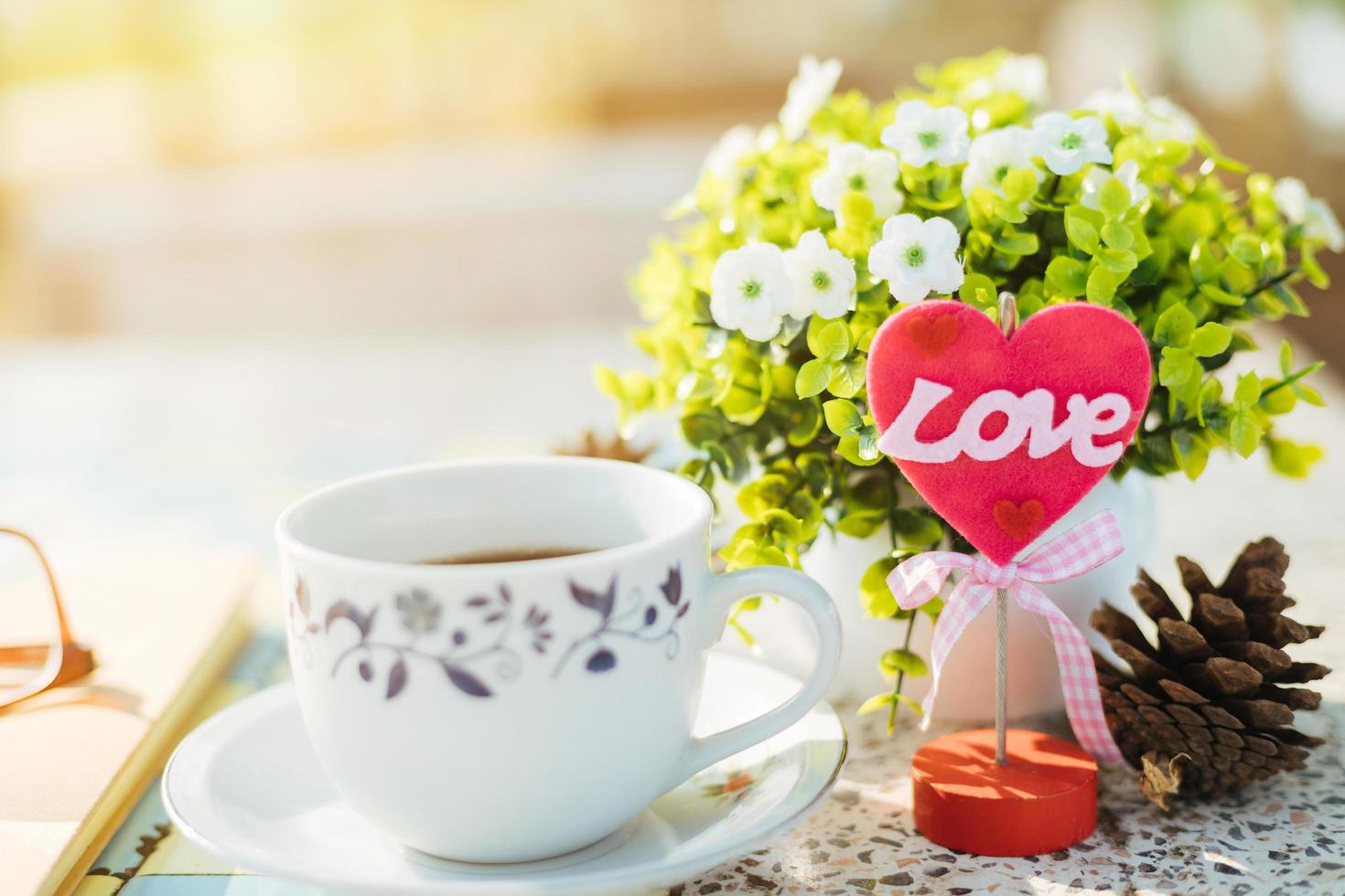 primer plano de cuaderno vacío, gafas y taza de café sobre fondo de piso de mármol. concepto de amor con escritorio de corazón, día de san valentín. foto