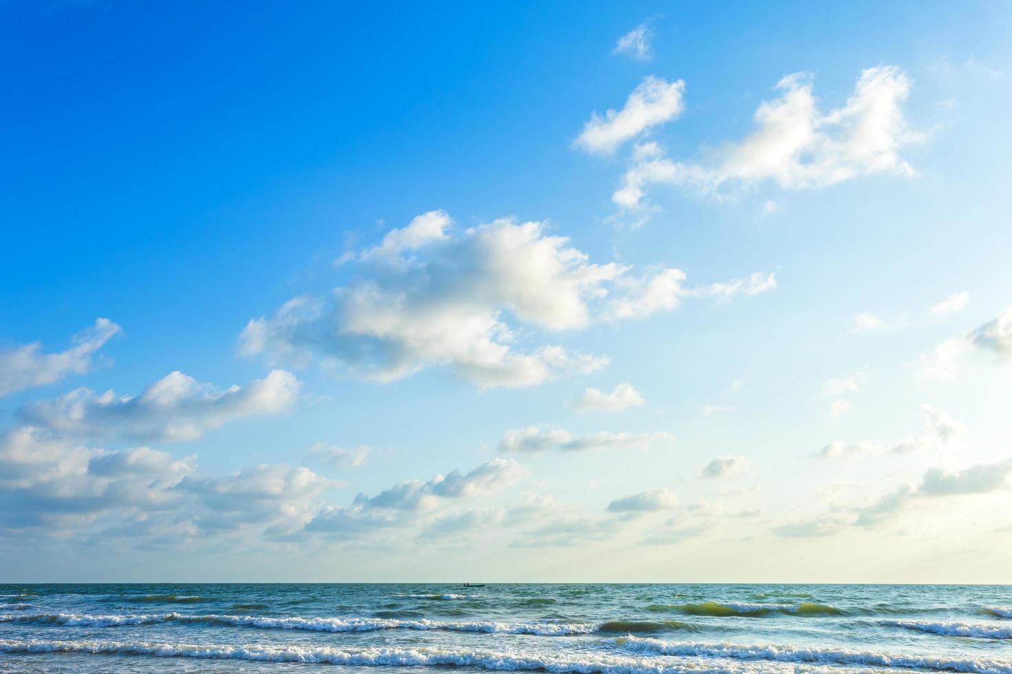 hermoso amanecer temprano en la mañana sobre el mar el horizonte, textura de fondo de cielo azul con nubes blancas puesta de sol. foto