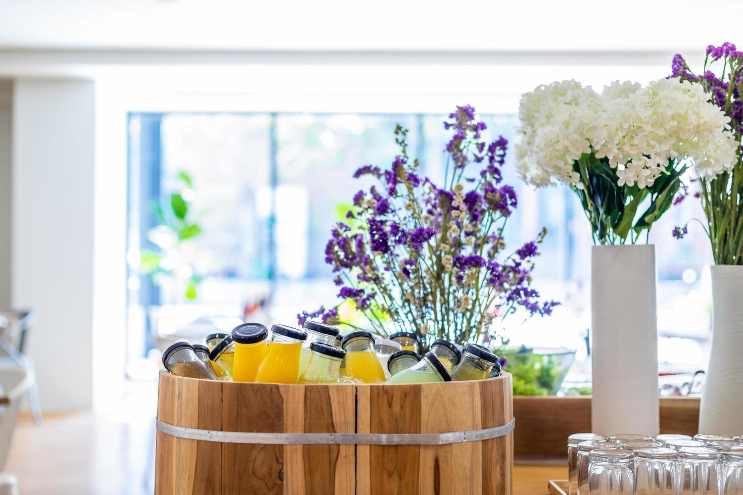 línea de desayuno buffet orgánico crudo puesto en jugo botella de bebida listo para beber prensado en frío la decoración de la mesa del comedor en el buffet autoservicio en el hotel jugo de naranja, jugo de piña, jugo de guayaba foto