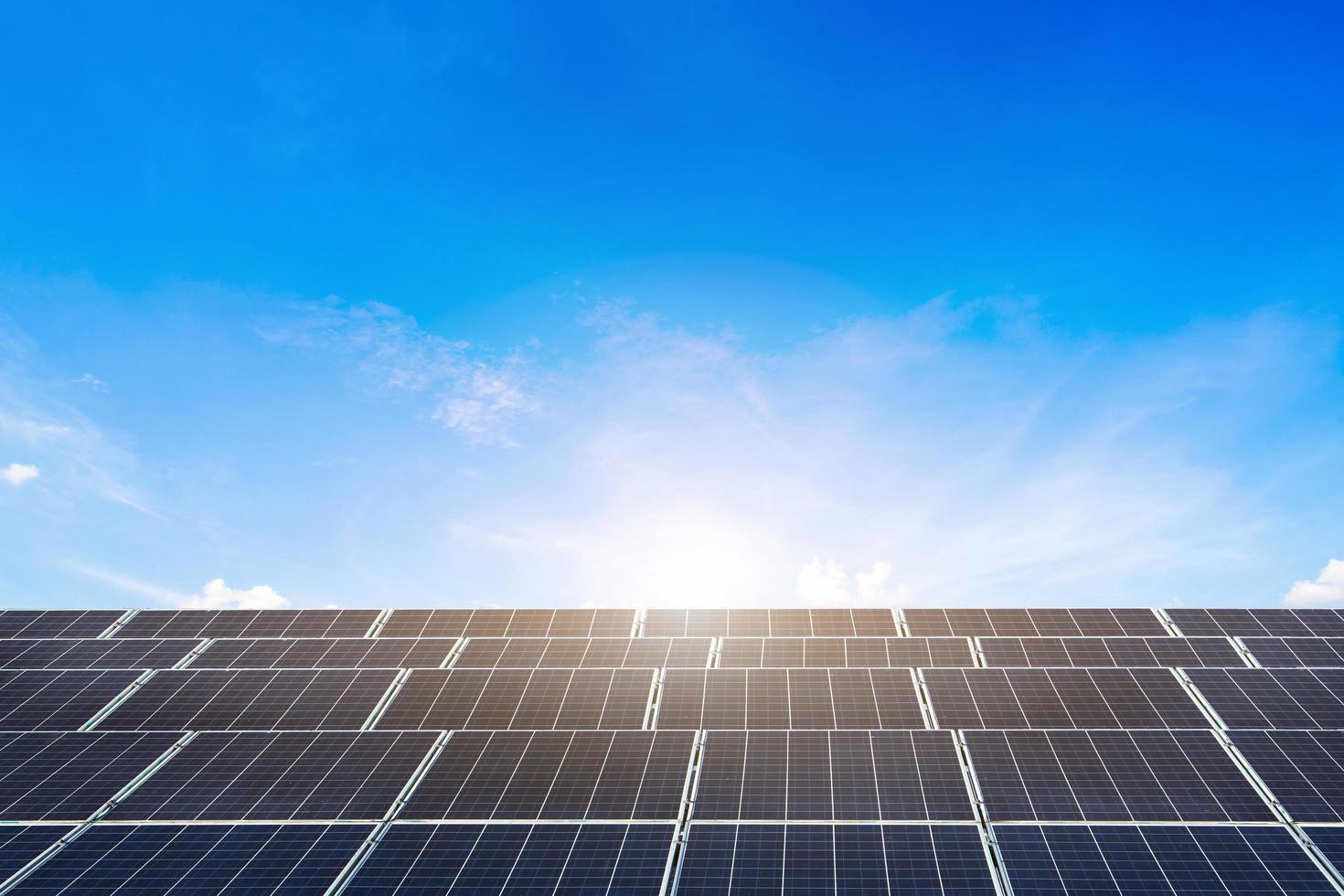 panel solar sobre fondo de cielo azul, concepto de energía alternativa, energía limpia, energía verde. foto