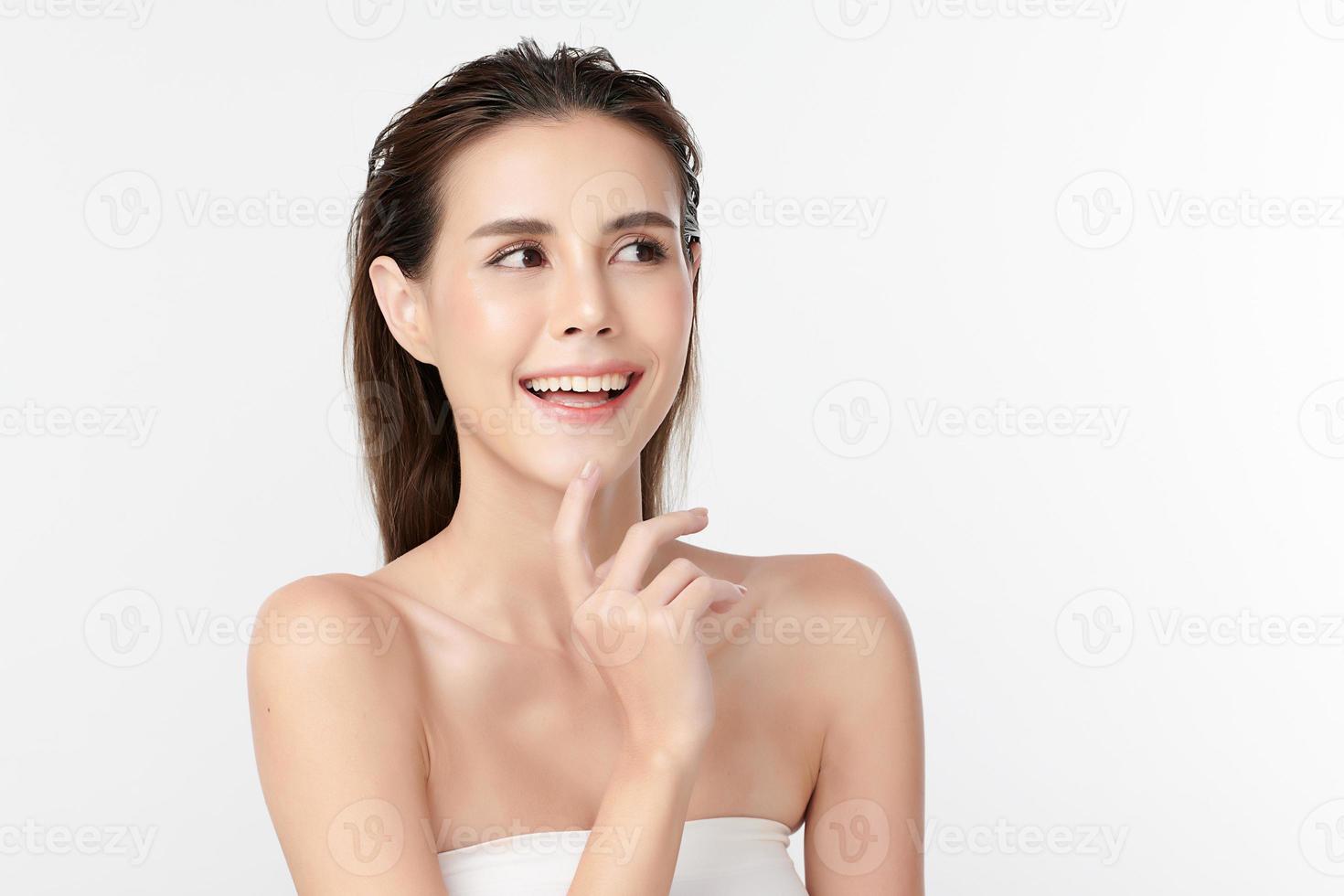 hermosa joven asiática con piel limpia y fresca sobre fondo blanco, cuidado facial, tratamiento facial, cosmetología, belleza y spa, retrato de mujeres asiáticas. foto