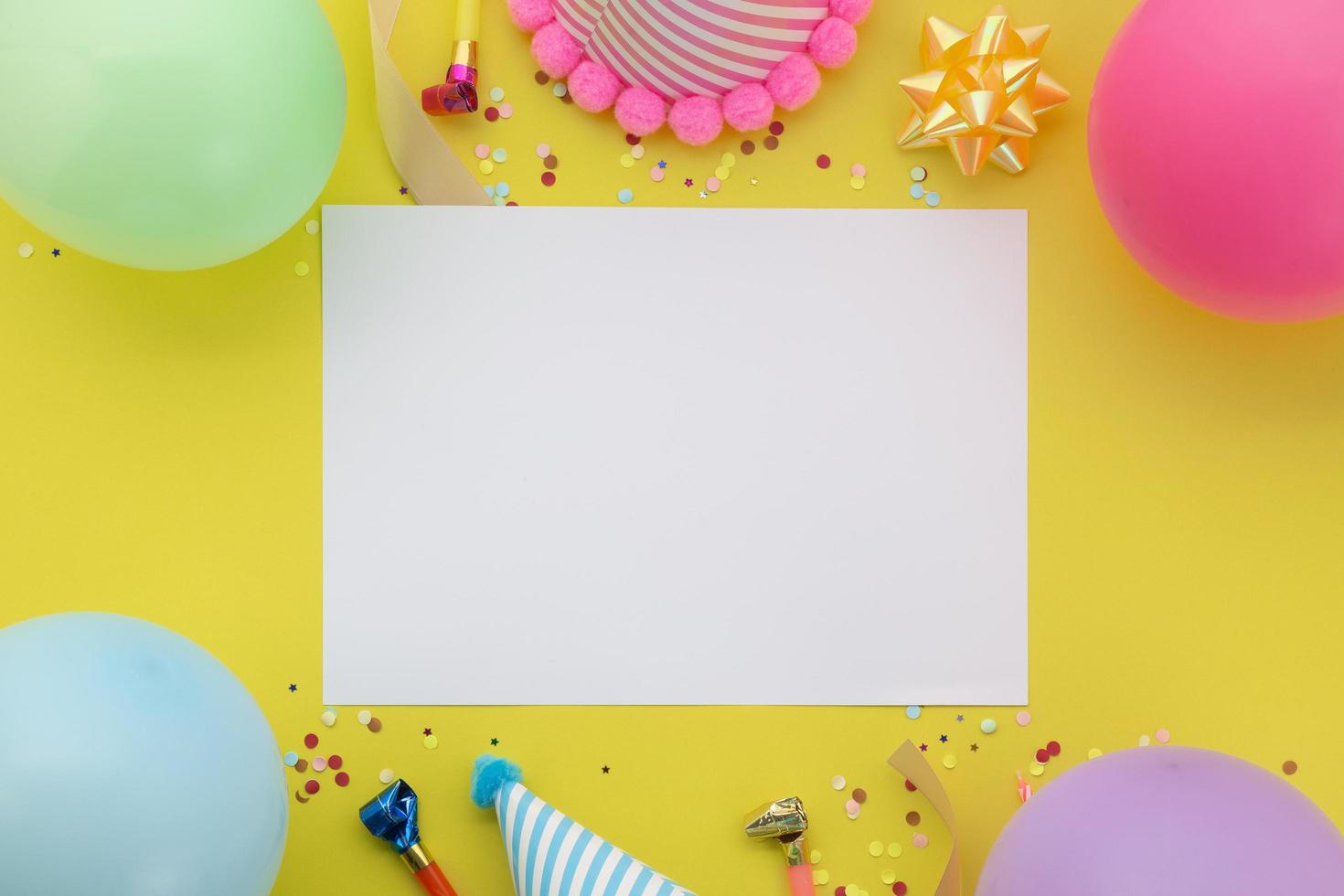 Fondo de feliz cumpleaños, decoración de fiesta colorida laicos plana con tarjeta de invitación de volante sobre fondo amarillo pastel foto