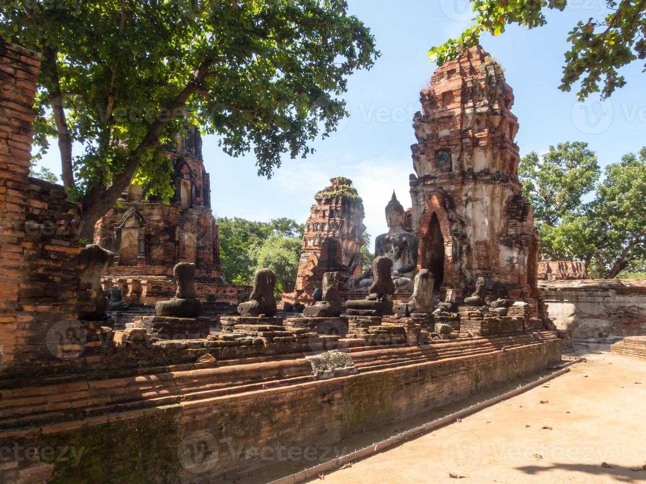 wat mahathat ayutthayathailand18 de octubre de 2018turistas están recorriendo el templo en ayutthaya fotografiando y escuchando al guía turístico que explica la historia. ayutthaya tailandia 18 de octubre de 2018 foto