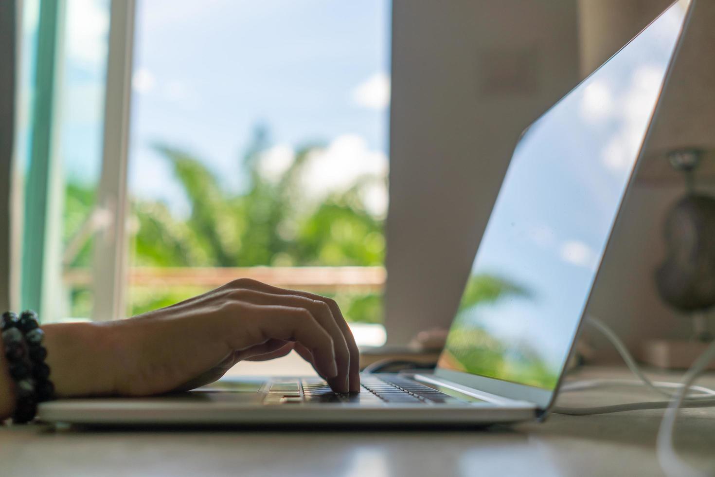 las personas que usan la computadora portátil para trabajar estudian en la mesa de trabajo. mercado de valores empresarial, financiero, comercial y red social. foto