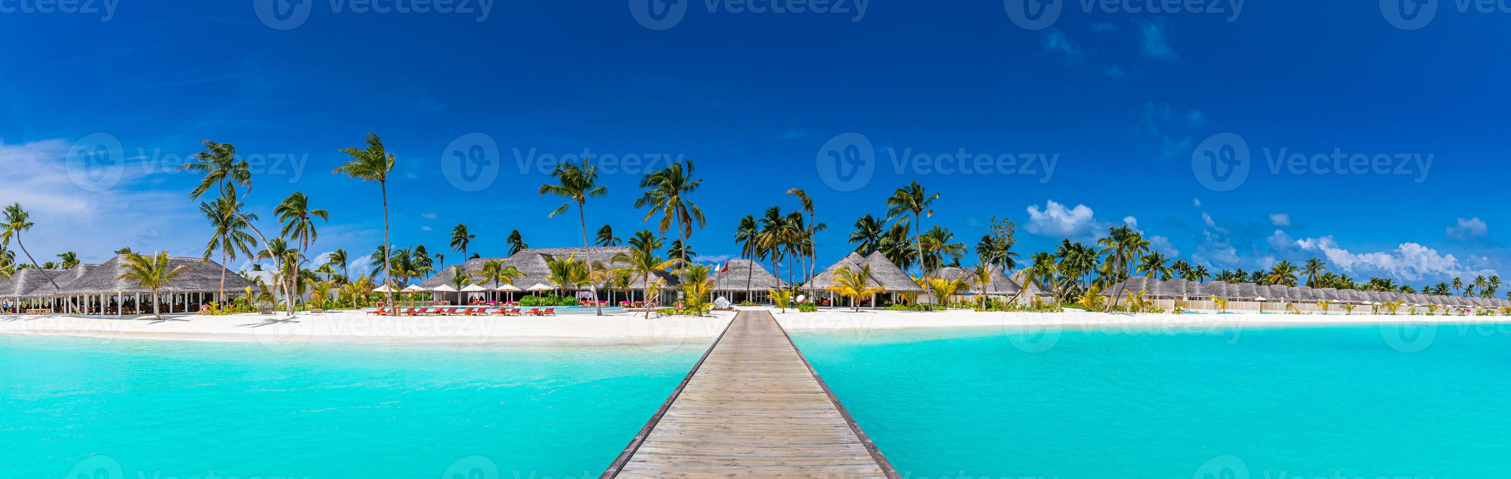 idílico paisaje de playa tropical para fondo o papel tapiz. diseño de turismo para el paisaje de vacaciones de verano, concepto de destino de vacaciones. escena exótica de la isla, vista relajante. laguna paradisíaca junto al mar foto