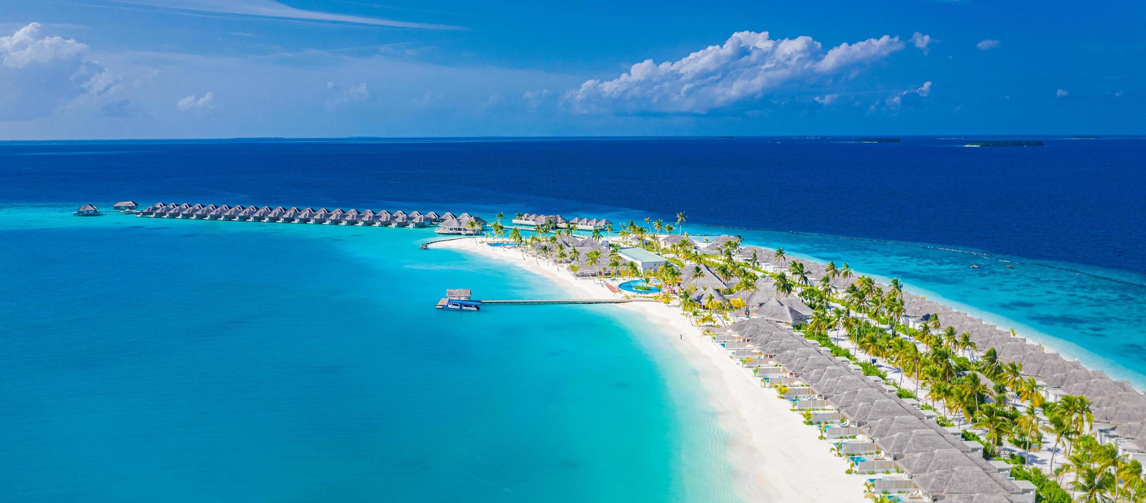 atolón sur de male, maldivas 2019 - vista aérea de la isla, villas de agua foto