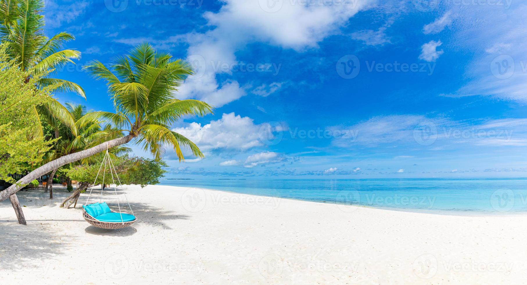 Fondo de playa tropical como paisaje de relax de verano con columpio de playa o hamaca y arena blanca y mar en calma para la plantilla de playa. Increíble escena de playa vacaciones y concepto de vacaciones de verano. viajes de lujo foto