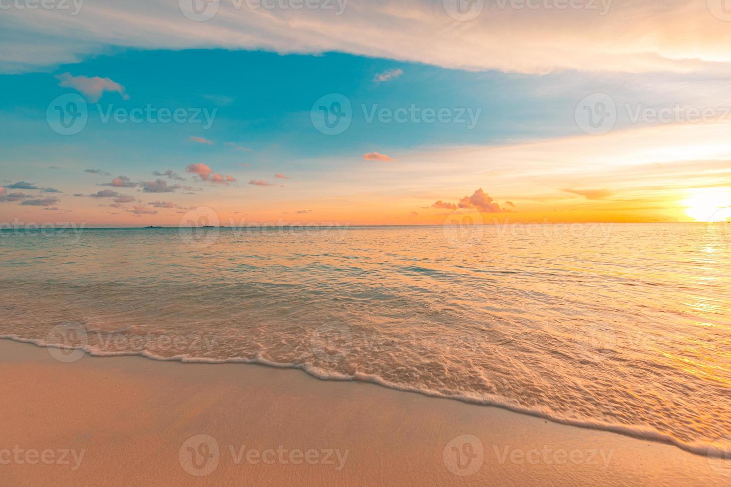 primer plano de la playa de arena de mar. paisaje de playa panorámica. inspirar el horizonte del paisaje marino de la playa tropical. naranja y dorado puesta del sol cielo tranquilidad tranquilo relajante luz del sol verano humor. banner de vacaciones viajes vacaciones foto